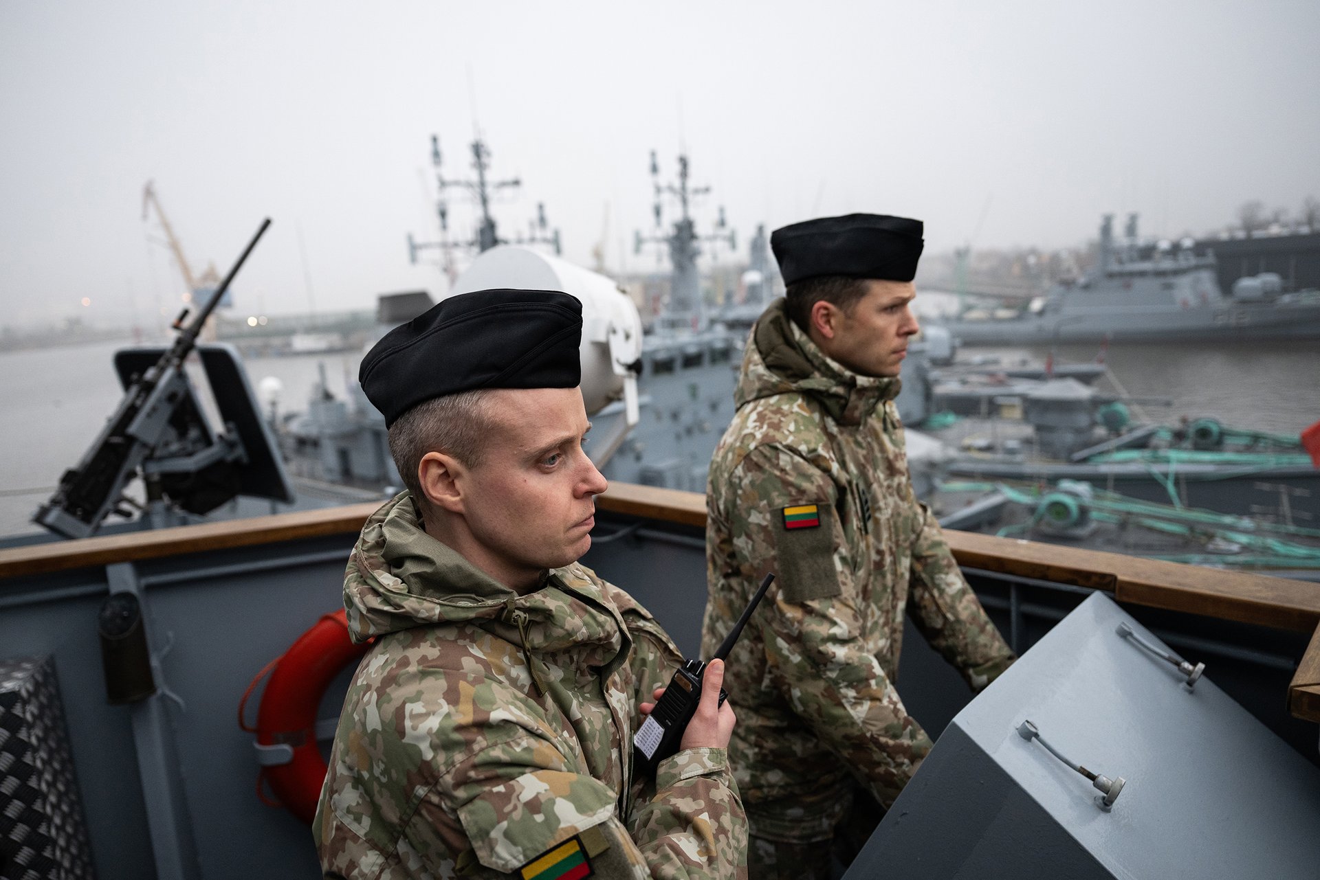 Na začátku loňského roku se reportér Ondřej Kundra spolu s fotografem Matějem Stránským vypravil do Baltského moře na válečnou loď NATO, která chrání Evropu proti ruské stínové flotile. Operace Baltská stráž (Baltic Guard) má za cíl chránit důležitou podmořskou infrastrukturu v baltských vodách, jako jsou ropovody a kabely, před sabotážemi ruského agresora.   
Autor: Matěj Stránský