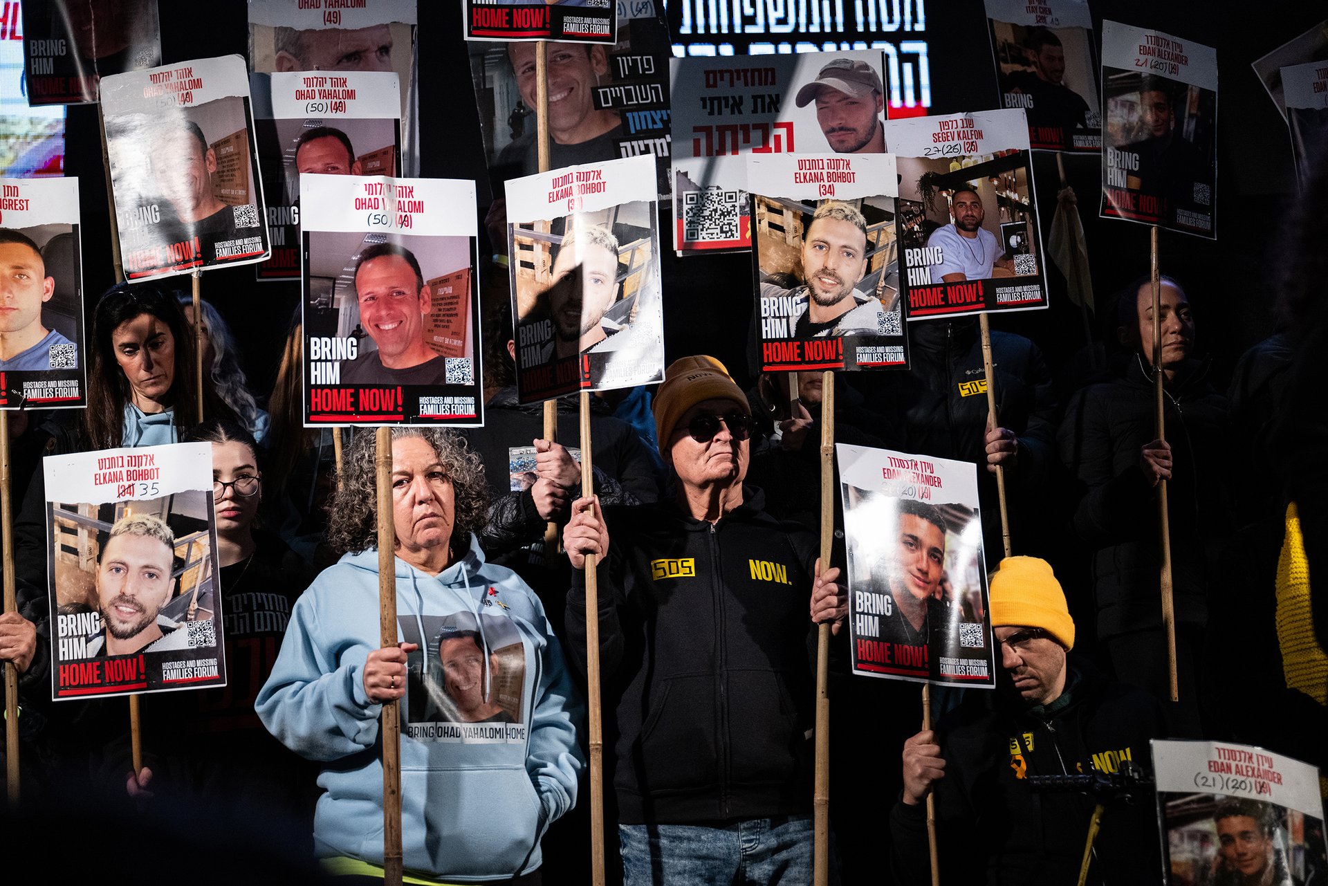 Na telavivském náměstí Rukojmích se od útoku 7. října 2023 opakovaně scházeli lidé a požadovali návrat těch, kteří byli uneseni teroristickým hnutím Hamás. Po 738 dnech od útoku se v říjnu 2025 do Izraele vrátila dvacítka těch, kdo přežili, spolu s těly Izraelců, kteří se návratu nedočkali a v zajetí zemřeli. Fotografie Matěje Stránského je z února 2025.
Autor: Matěj Stránský