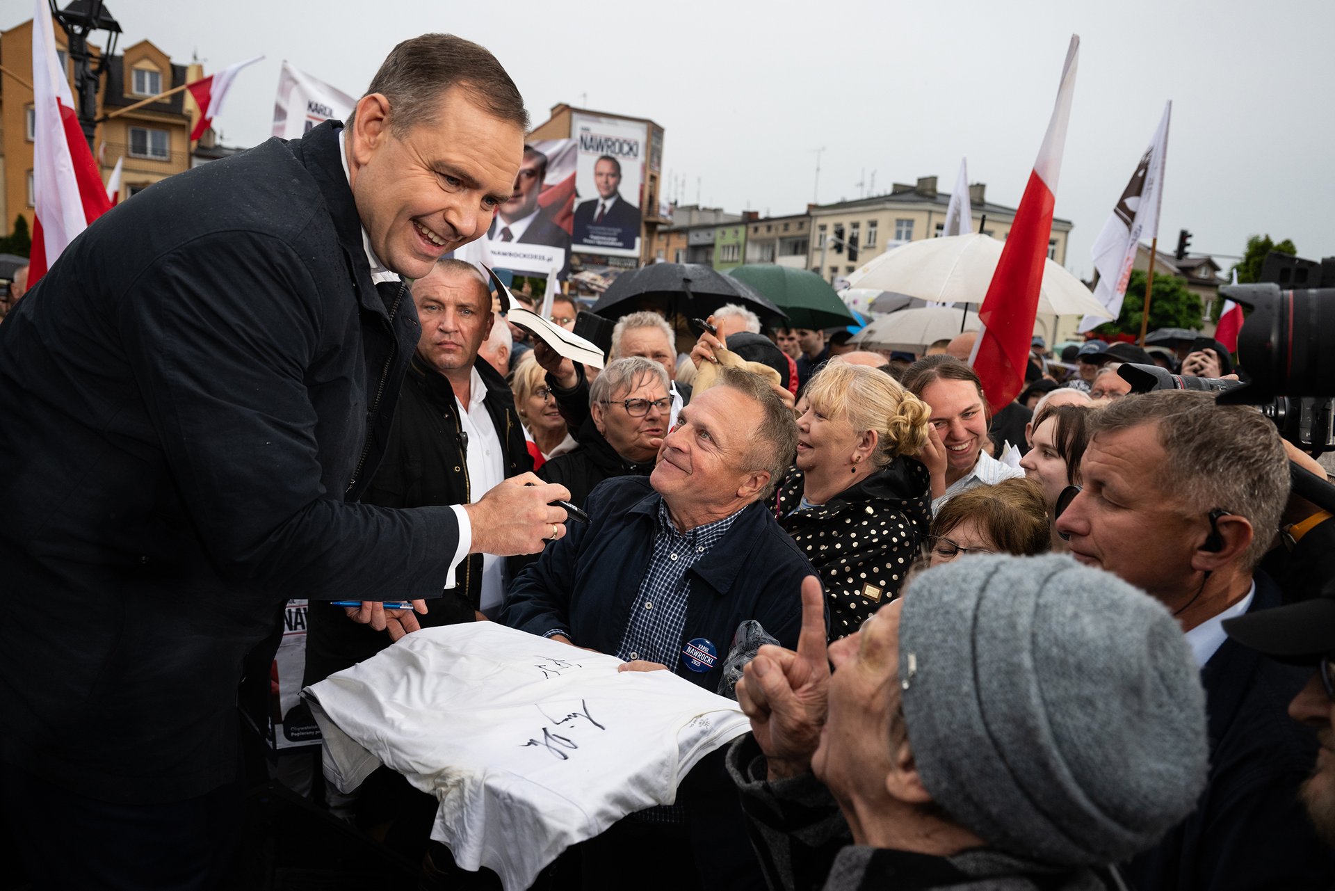 To, jakého si Poláci vyberou prezidenta, pocítí brzy celá Unie, zněl podtitulek předvolební reportáže Tomáše Brolíka  a fotografa Matěje Stránského. Nakonec zvítězil za stranu Právo a spravedlnost politický nováček Karol Nawrocki, označovaný za extremistu a antisemitu. 
Autor: Matěj Stránský
