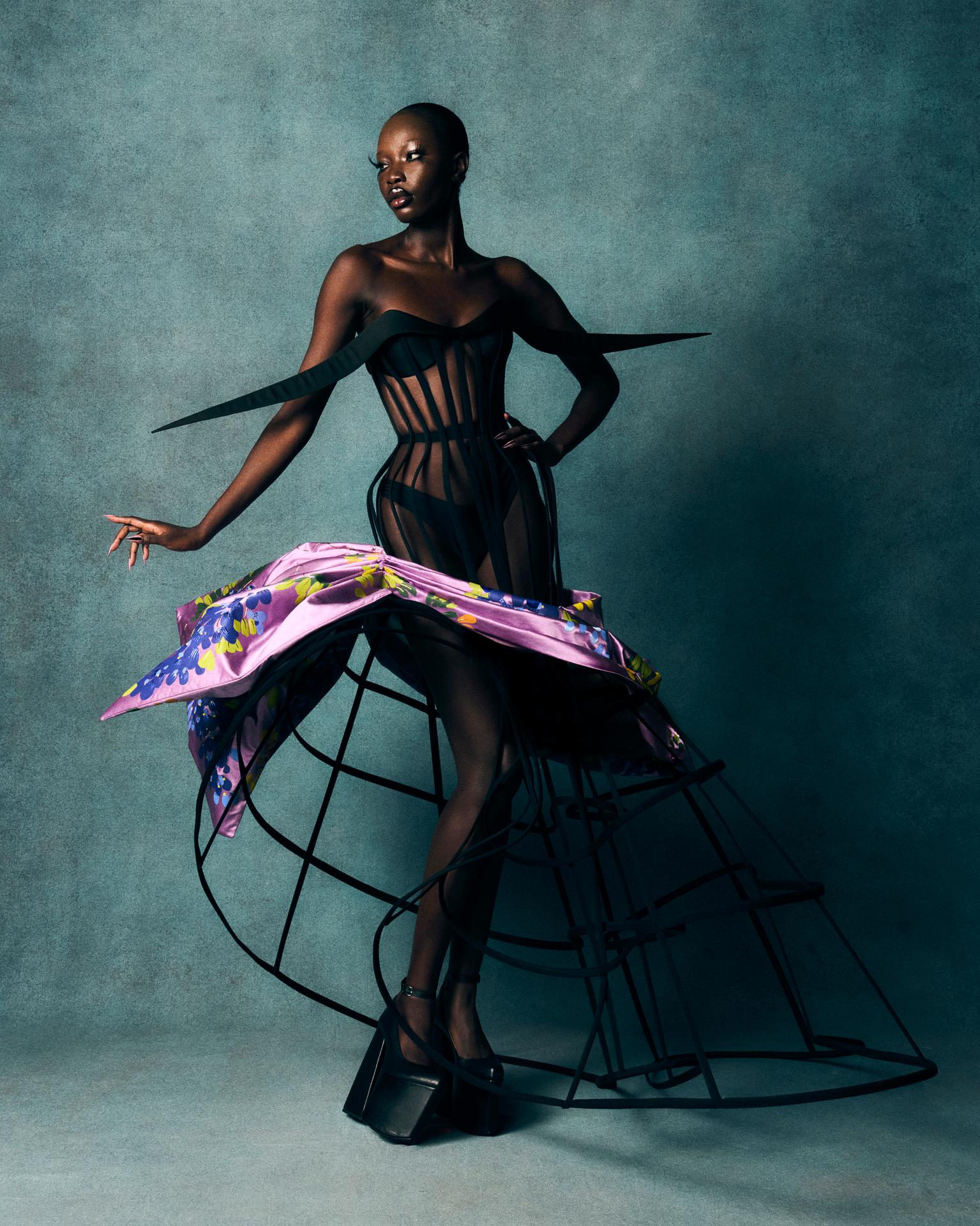 Maximalismus za pomoci barev, textury, živosti a výrazných siluet buduje charakter postavy.