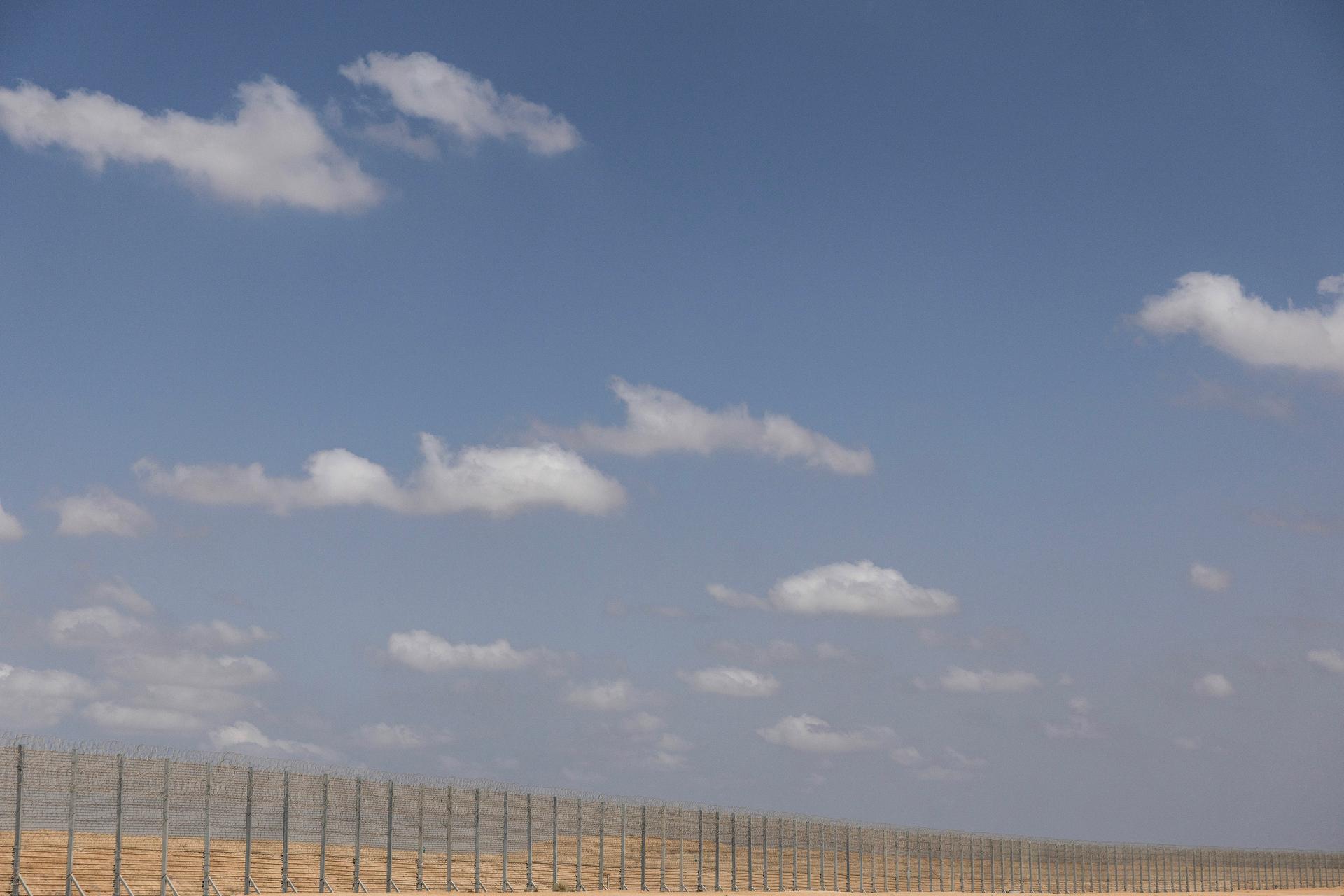 Blízký východ odráží střet dvou národních tužeb, z nichž každá má své opodstatnění. (Plot na hranici Pásma Gazy, pohled z izraelské strany)