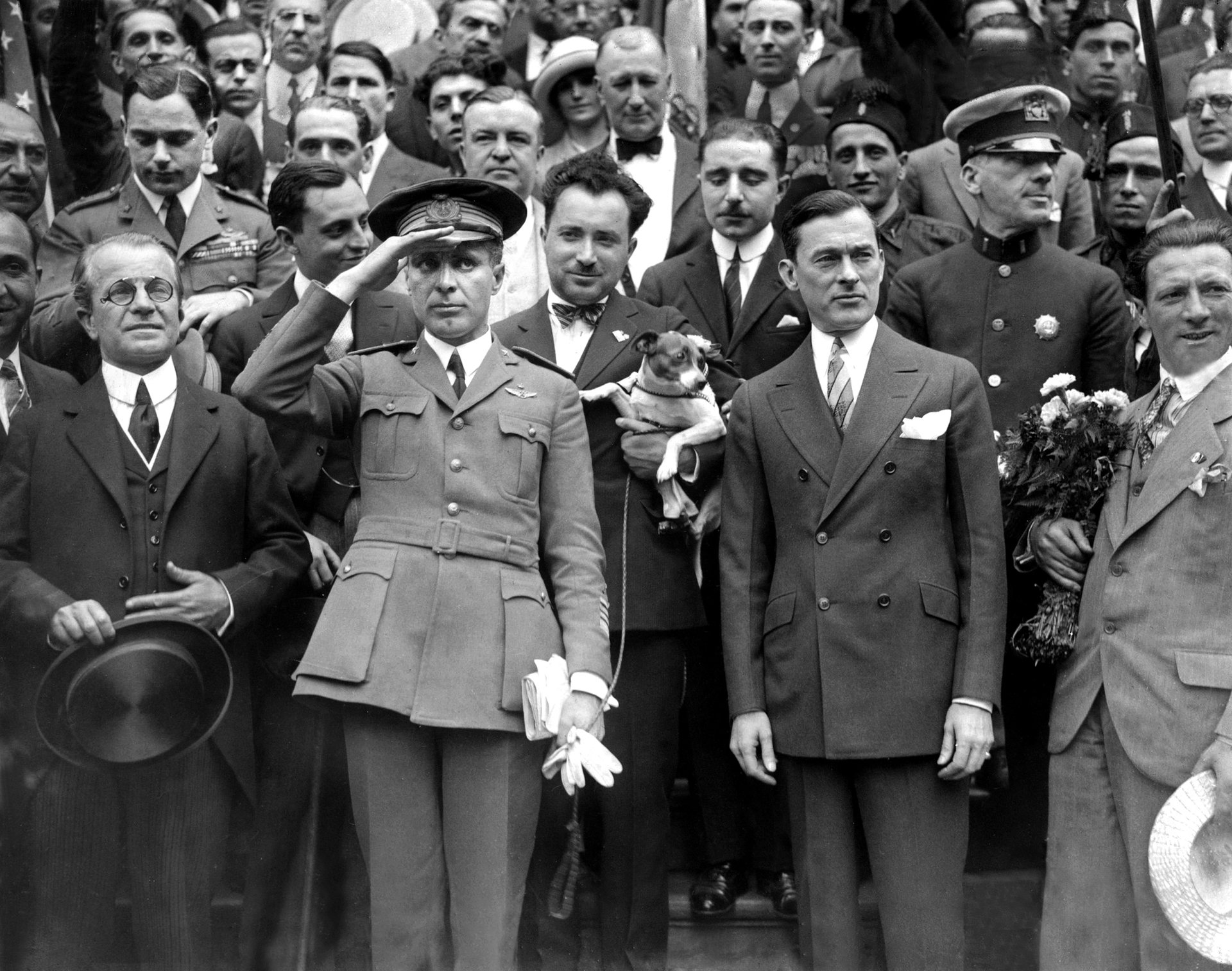 Italský letec a průzkumník generál Umberto Nobile, jeho teriér Titina a starosta James J. Walker se zúčastnili uvítací oslavy na radnici v New Yorku na počest Nobileho, který „dobyl severní pól letecky“, jak napsal deník The New York Times.