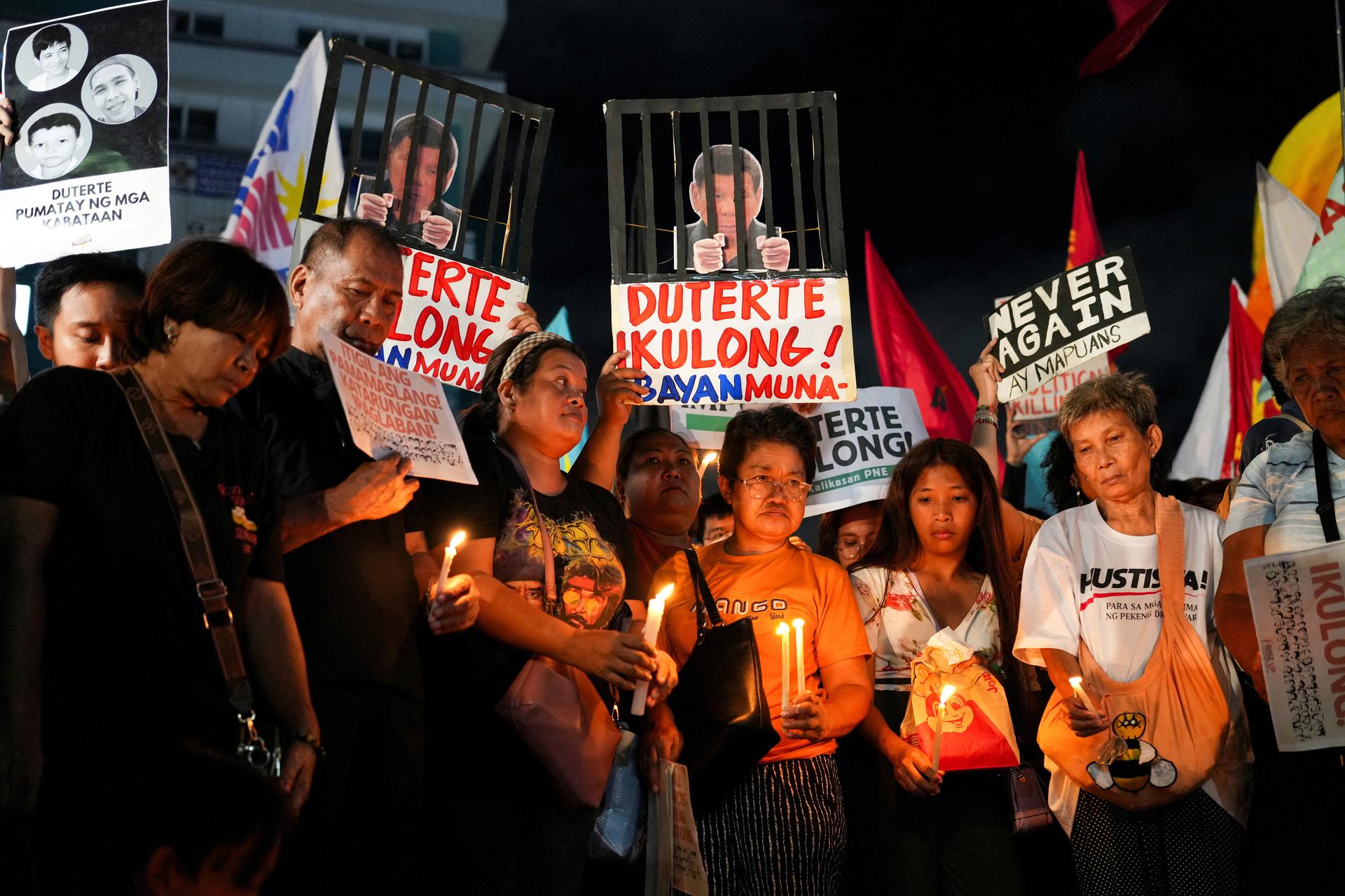 Filipínští aktivisté oslavují vydání zatykače na bývalého prezidenta Rodriga Duterteho.