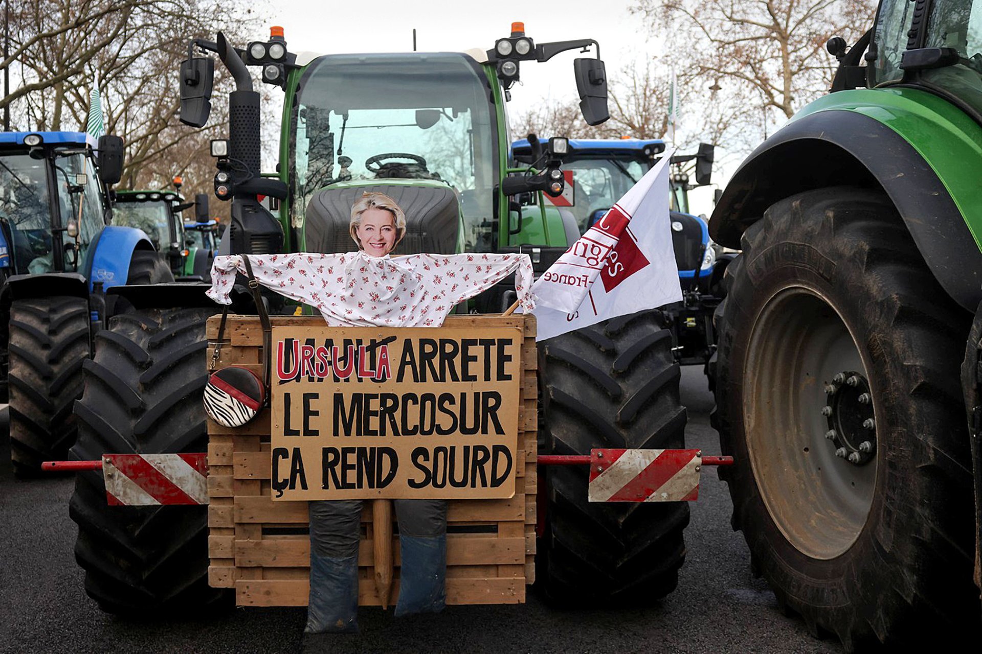 Francouzští farmáři protestují v Paříži proti dohodě Mercosur, leden 2026