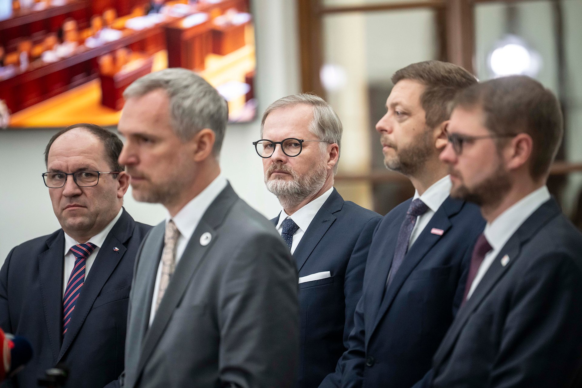 A co nám zbývá jiného než jet do regionů? To je dnes pro opozici klíčová otázka. (Jednání sněmovny o důvěře vládě)