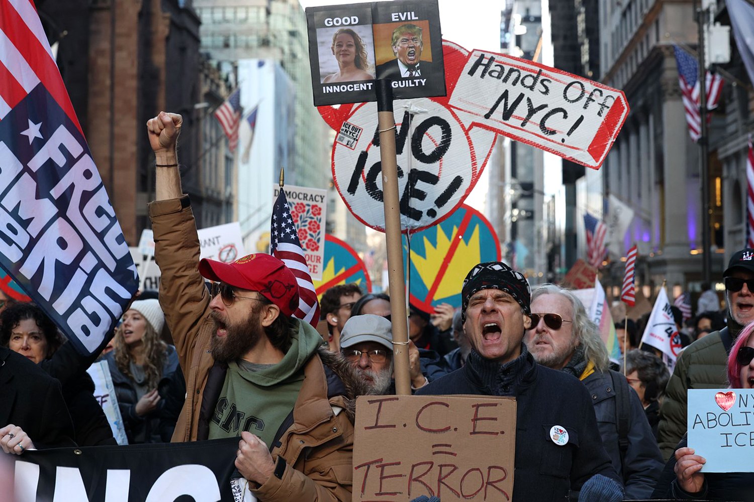 Rukou agenta ICE Jonathana Rosse zemřela mladá matka tří dětí Renee Good. To vyvolalo vlnu občanských protestů. 