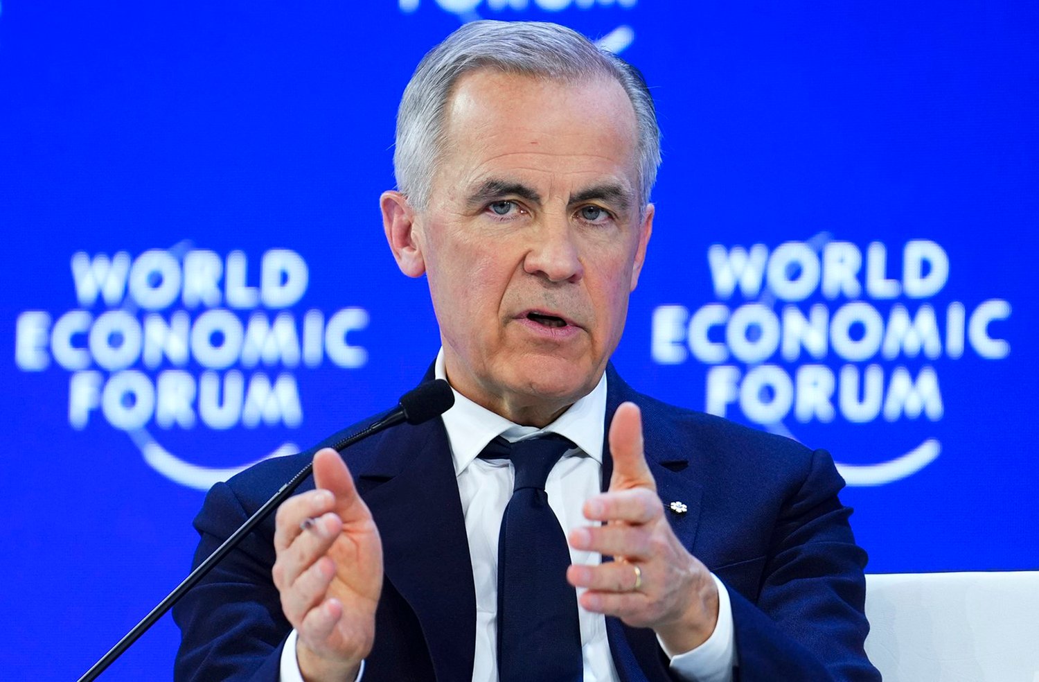 Je čas sundat cedule. (Kanadský premiér Mark Carney při svém vystoupení v Davosu)