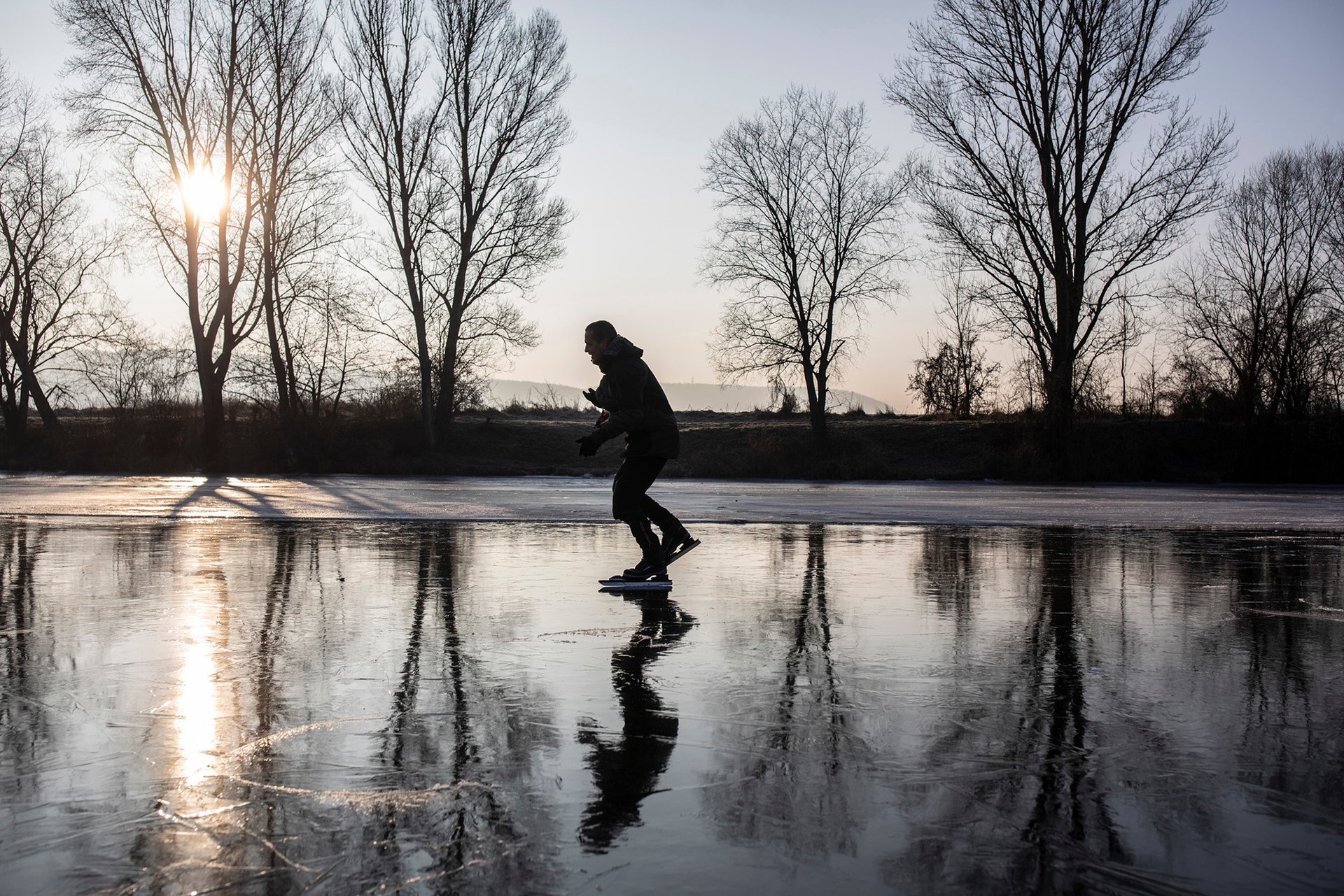 Riziko tu samozřejmě je a občas se i propadnu (Jan Stodola na zamrzlé řece Berounce)