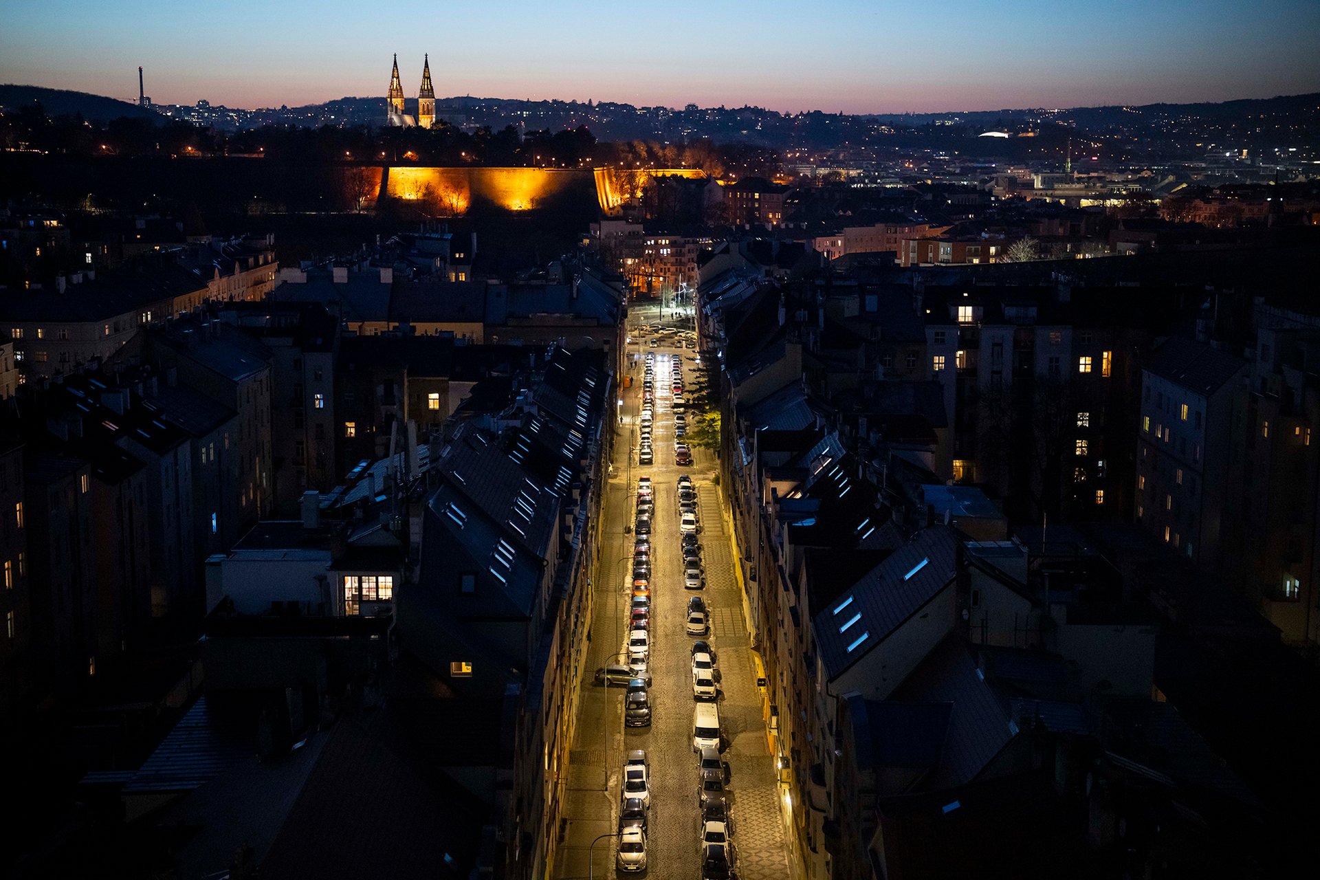 Oranžová, nebo bílá? V pražských ulicích bublá spor o budoucnosti veřejného osvětlení