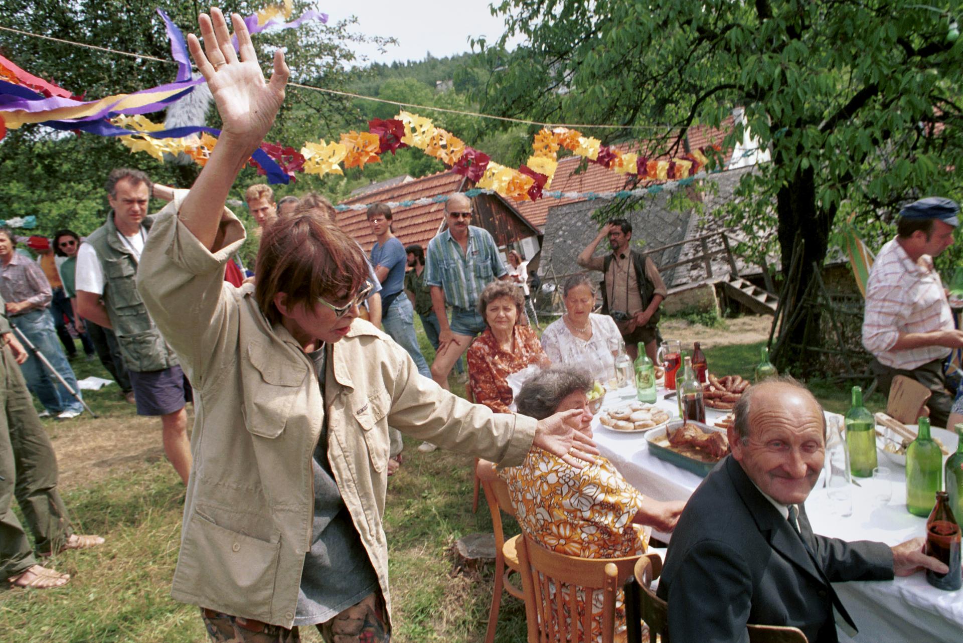 Tak se škodí české kinematografii. (Natáčení filmu s pracovním názvem Štěstí je krásná věc v roce 1992)
Autor: ČTK / Zehl Igor