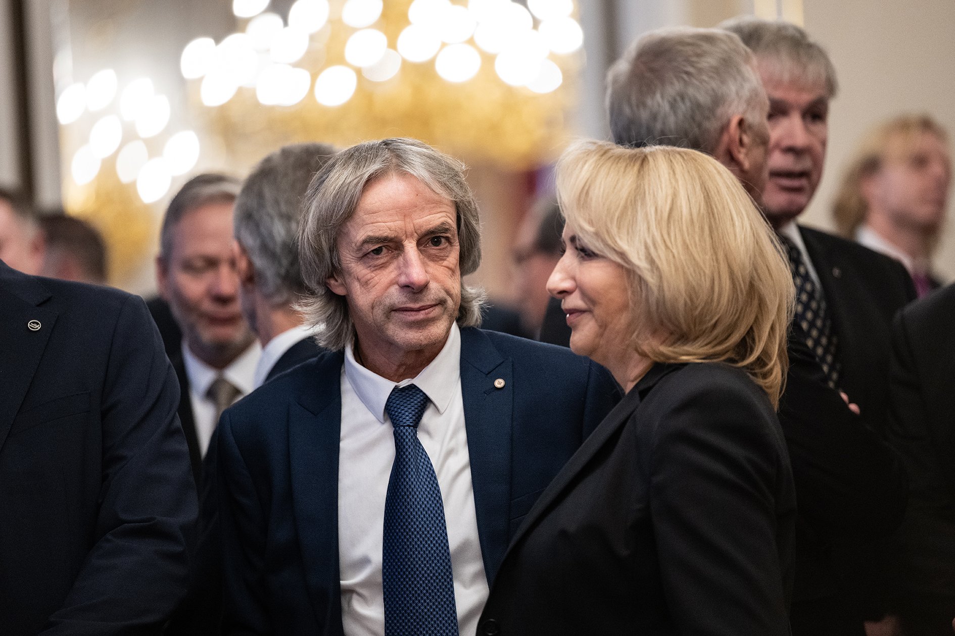 Nový vládní protidrogový koordinátor Pavel Bém mluví o regulaci alkoholu, například omezením prodejní doby.