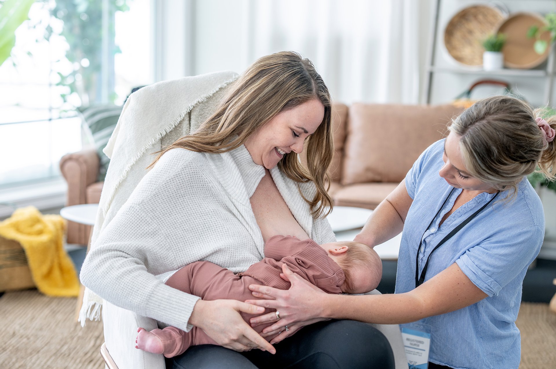 Porodní asistentky mohou pomoct i s laktací. (Ilustrační foto)