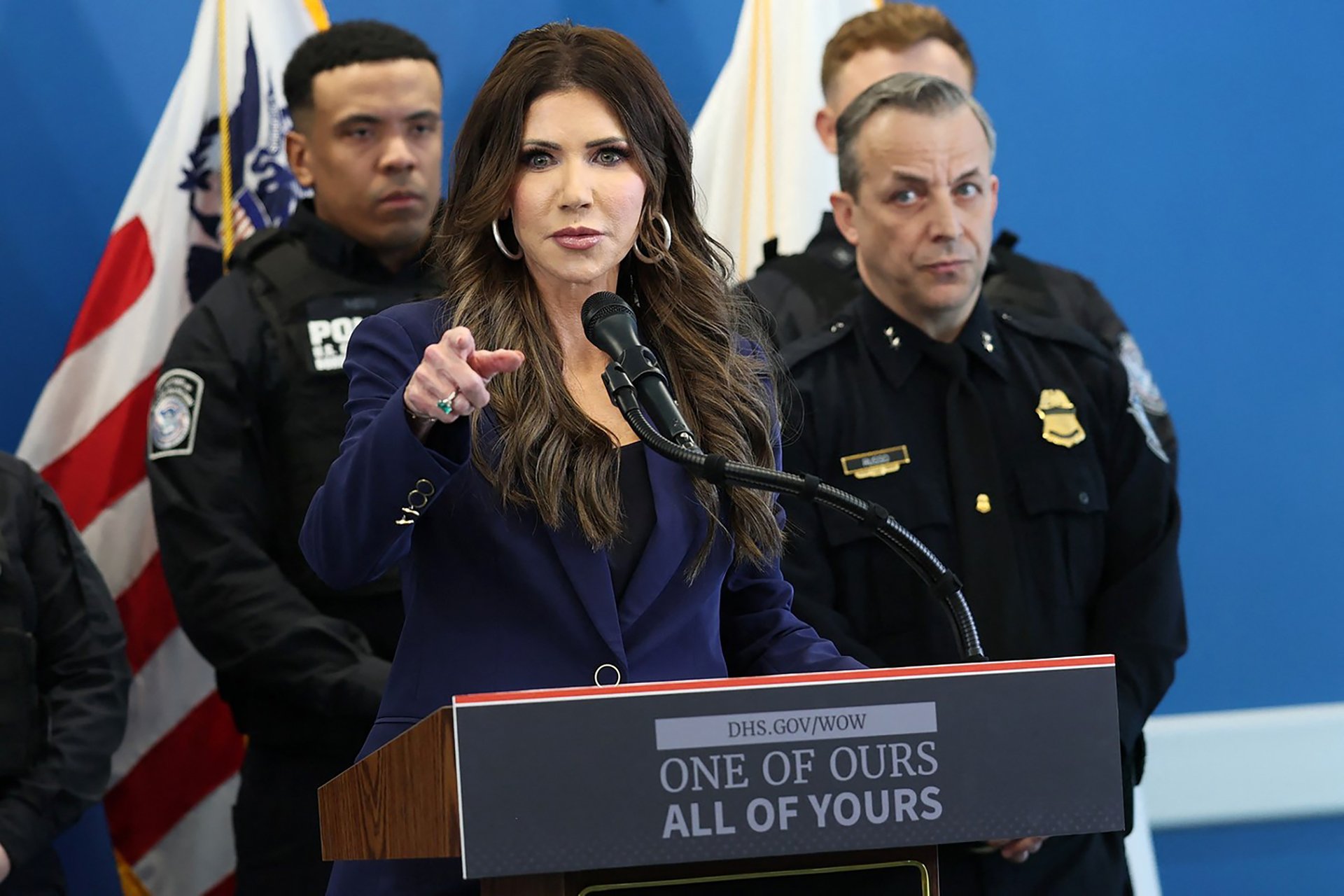 Poslechněte si lži o teroristech a říkejte, že to je pravda. (Ministryně pro vnitřní bezpečnost Kristi Noem)
Autor: Michael M. Santiago / GETTY IMAGES NORTH AMERICA / Getty Images via AFP / Profimedia