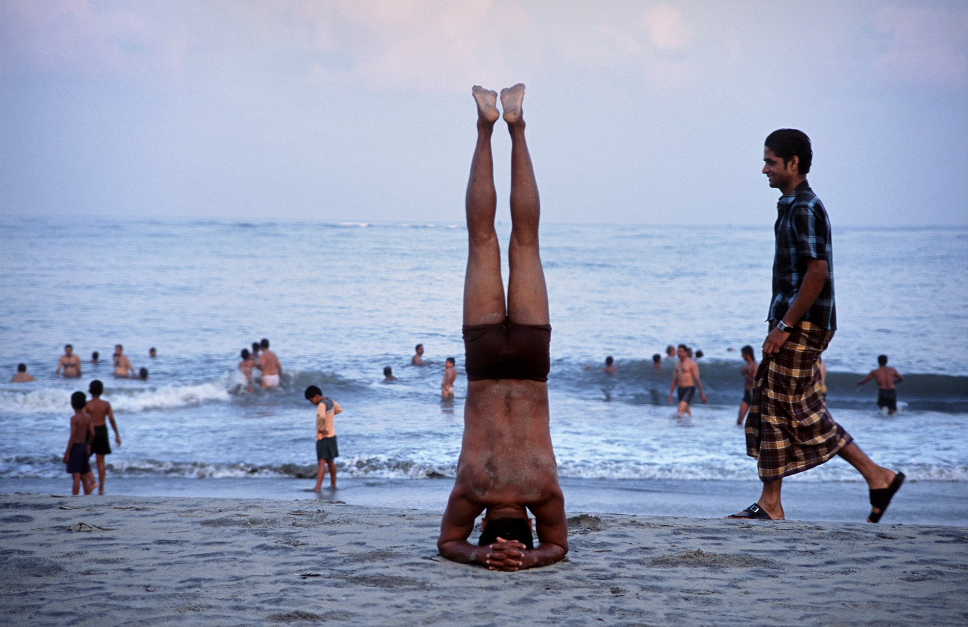 A man practicing an early morning head stand - a yoga asana
Autor: LightRocket via Getty Images