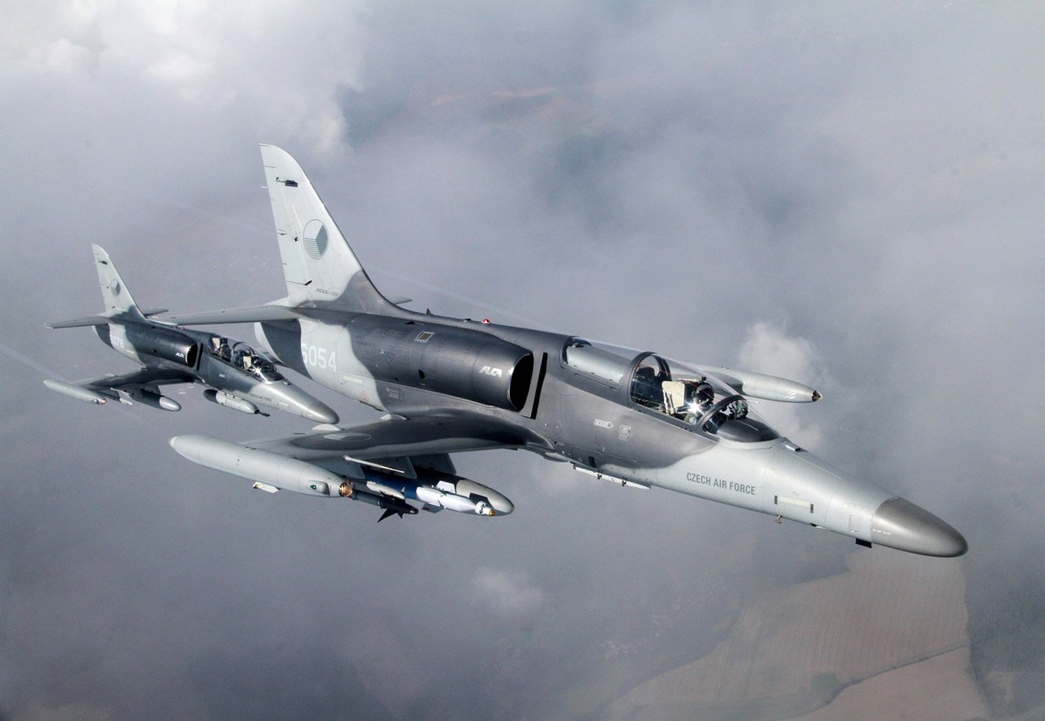 Letadlo L-159 Alca, L 159, lehký víceúčelový, bojový letoun, Armáda České republiky, letectvo, AČR, Aero Vodochody, Czech army, air forces, 21. základna taktického letectva Čáslav, Armáda České republiky, Vzdušné síly, pilot, letecký snímek