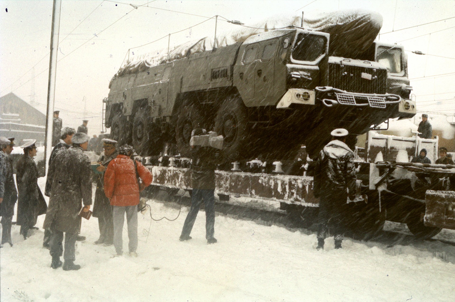 Fotoreportáž z odsunu sovětských raket z Libavé 25. února 1988. Novináře včetně redaktorů Rudého práva přivezl zvláštní autobus, který vyjížděl o půlnoci z Prahy.