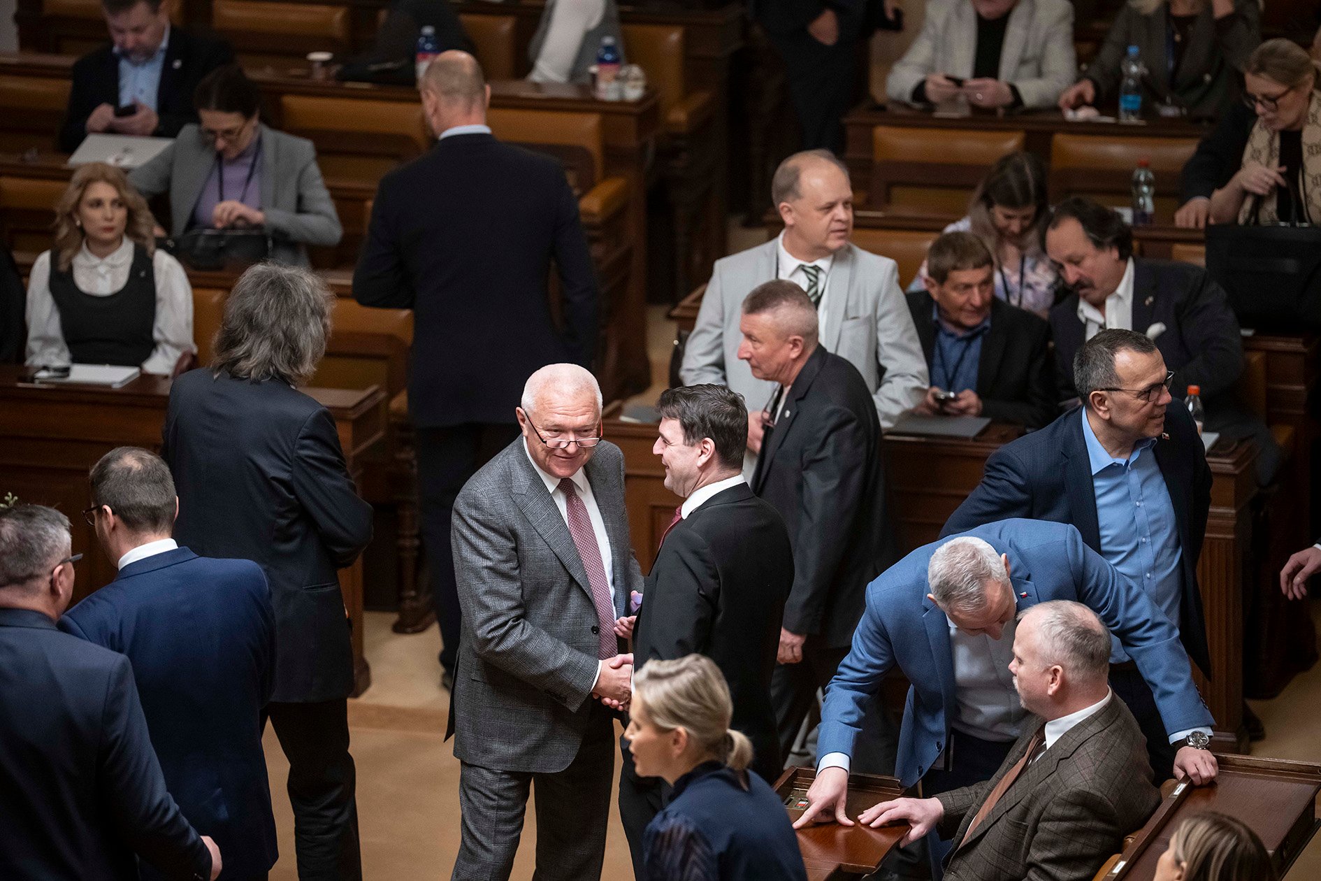 Hlasování o nedůvěře vláda přestála. (Uprostřed Faltýnek s Macinkou)