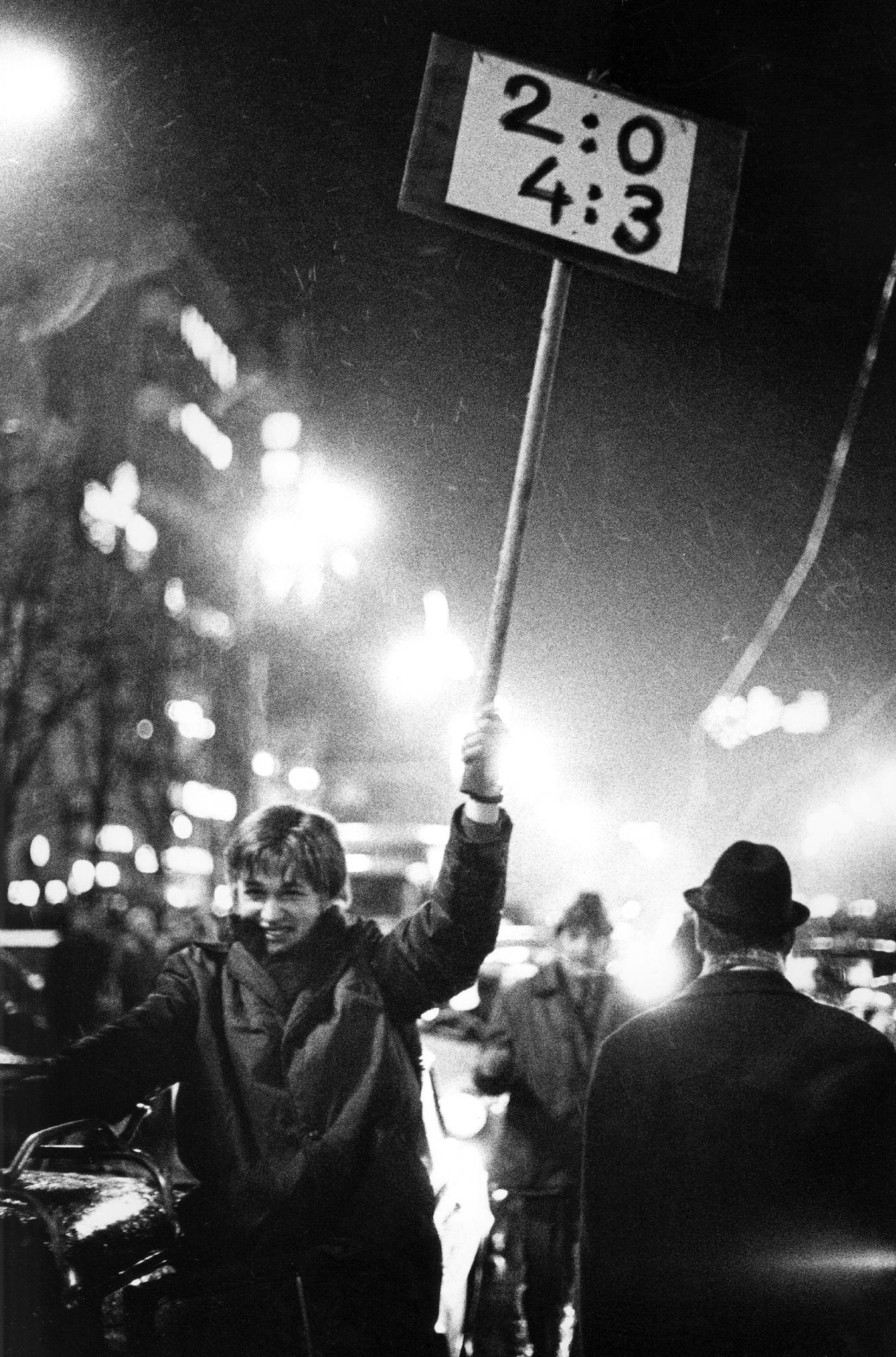 Oslava hokejového vítězství nad Ruskem. (1969)