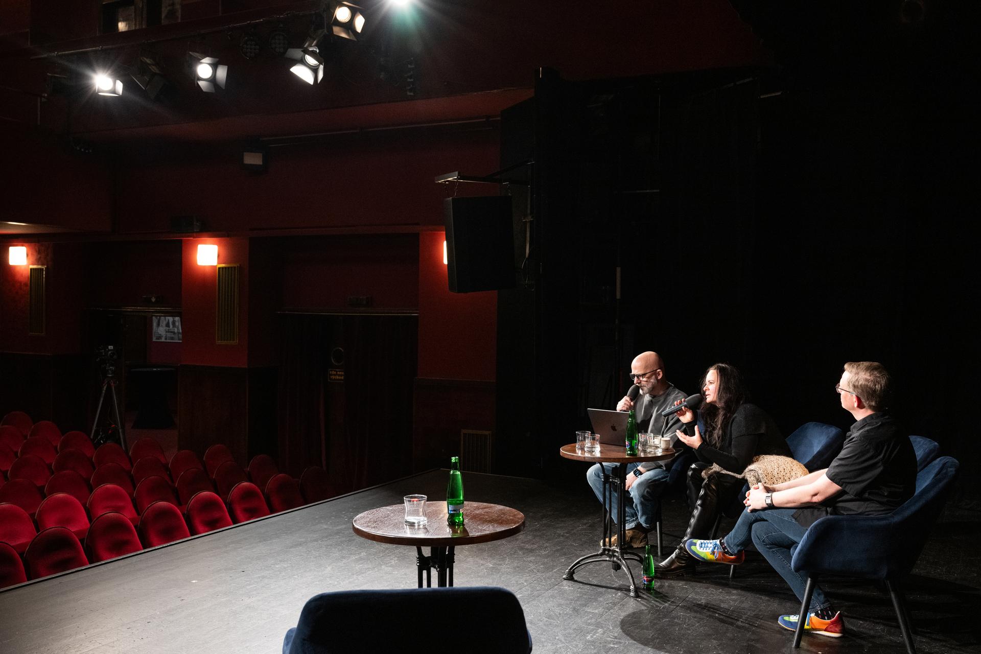 Hynek Čermák, Jitka Čvančarová, Aleš CIbulka v divadle Palace čekají na Oto Klempíře