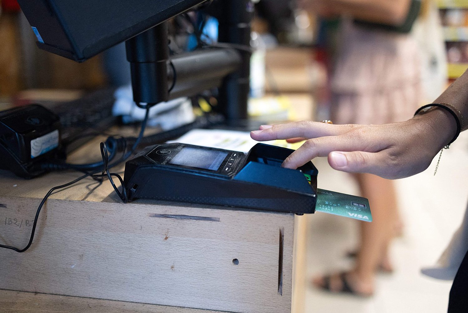 Credit card payment in a shop - Paris