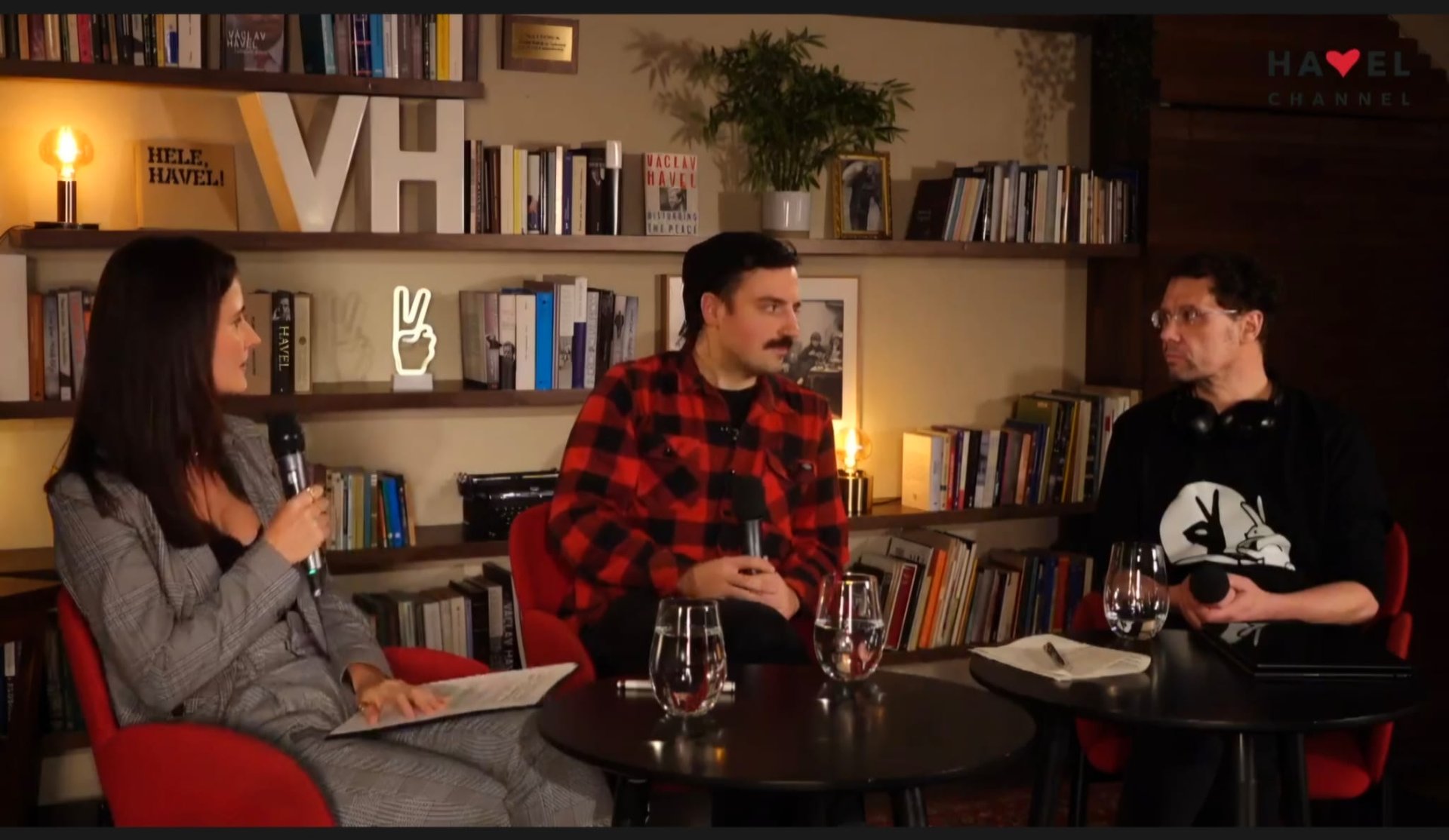 Vládní přístup k neziskovkám kopíruje autoritářské státy. ANO, SPD a Motoristé se snaží své oponenty uvařit 