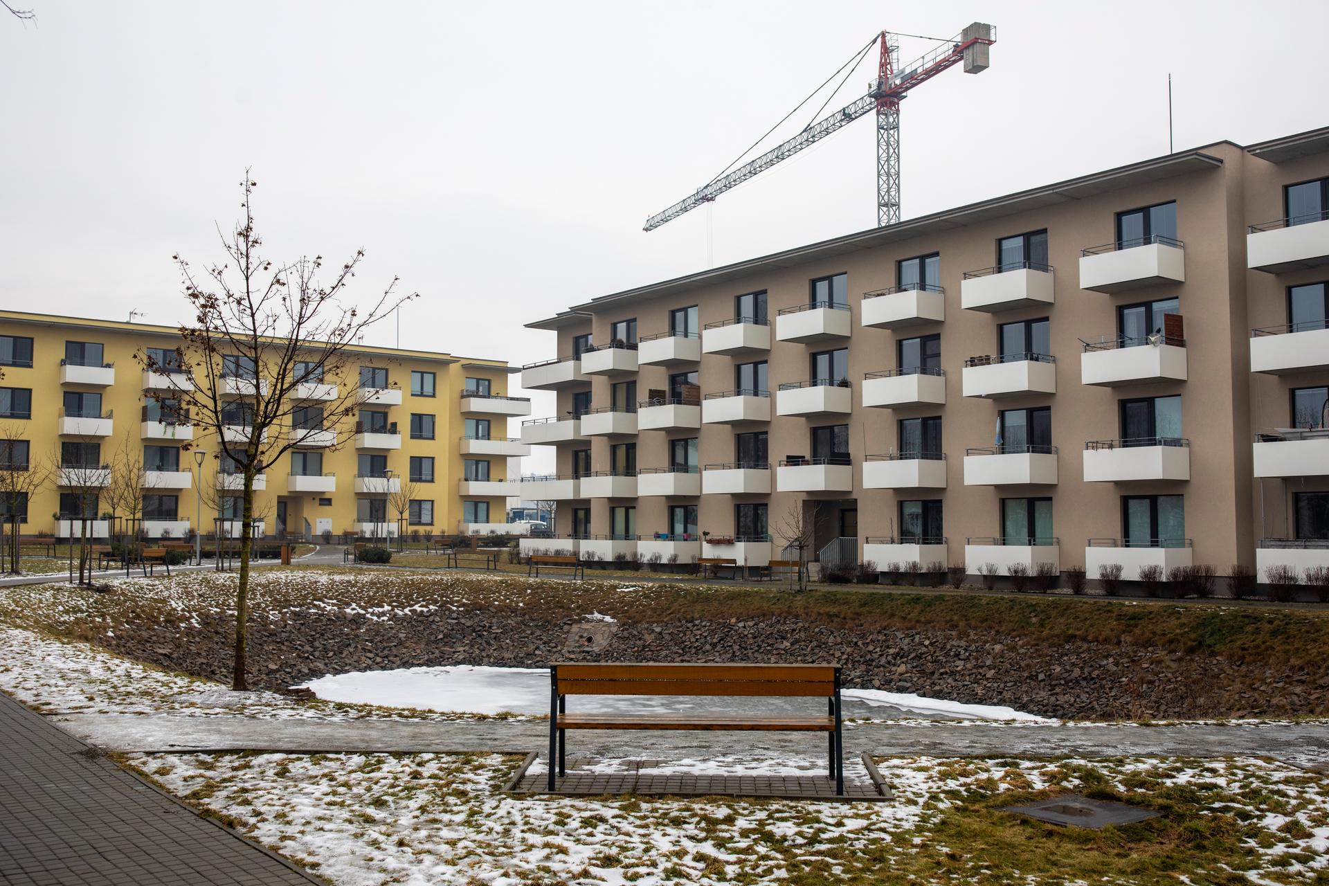 Nájemní domy v lokalitě Na Lukách jsou protkané parčíkem, v parteru je prostor na služby. Trochu jako město ve městě