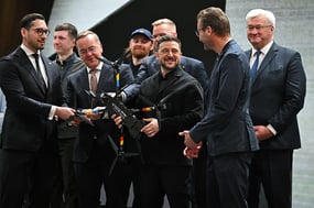 Volodymyr Zelenskyj a Boris Pistorius u výrobce dronů Quantum Frontline Industries - společného ukrajinsko-německého projektu v Mnichově