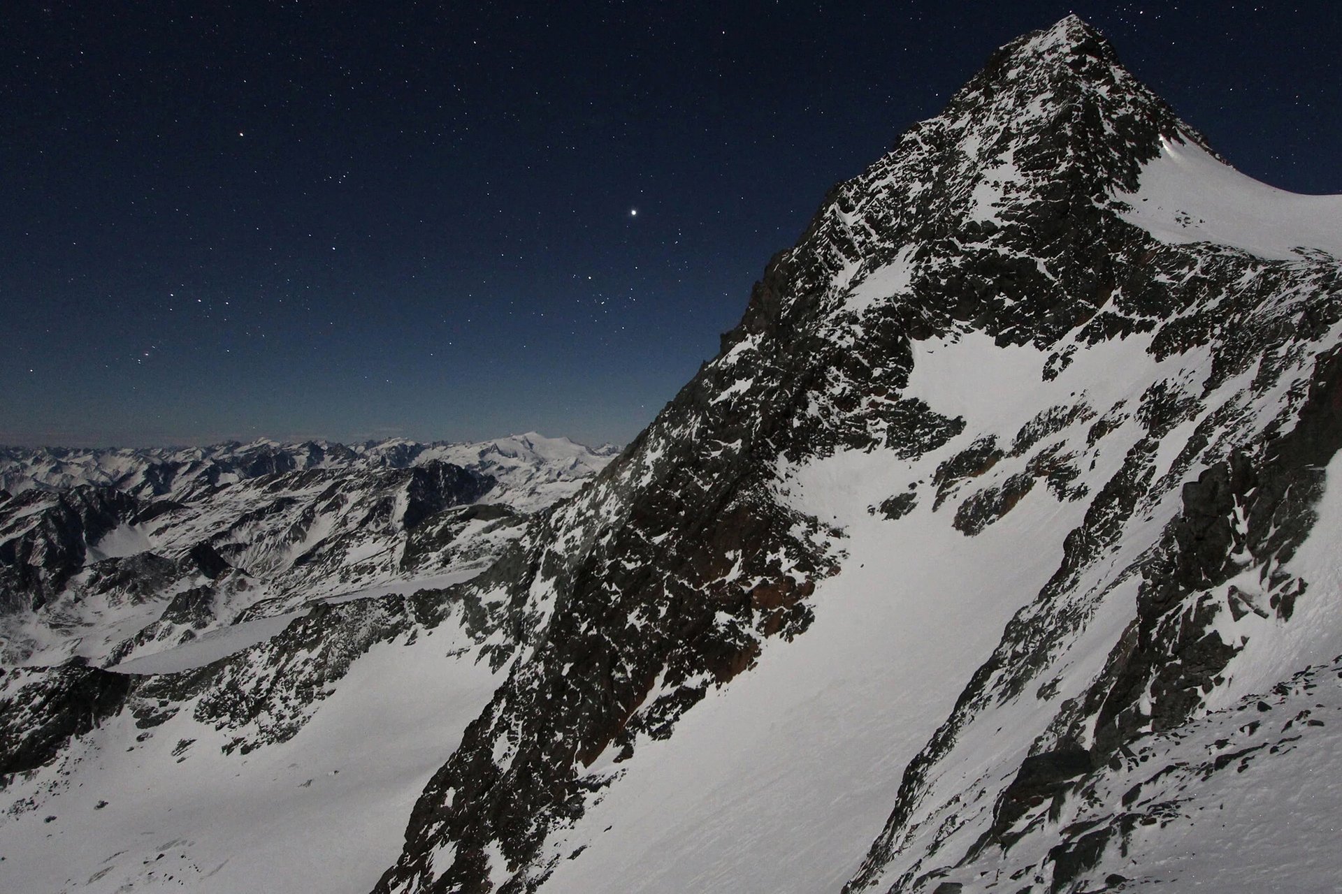 Alpští záchranáři uvedli, že není neobvyklé, že lidé opustí skupinu nebo partnera, aby hledali pomoc, nebo že se po zavolání o pomoc dále pohybují
Autor: foto-webcam.eu