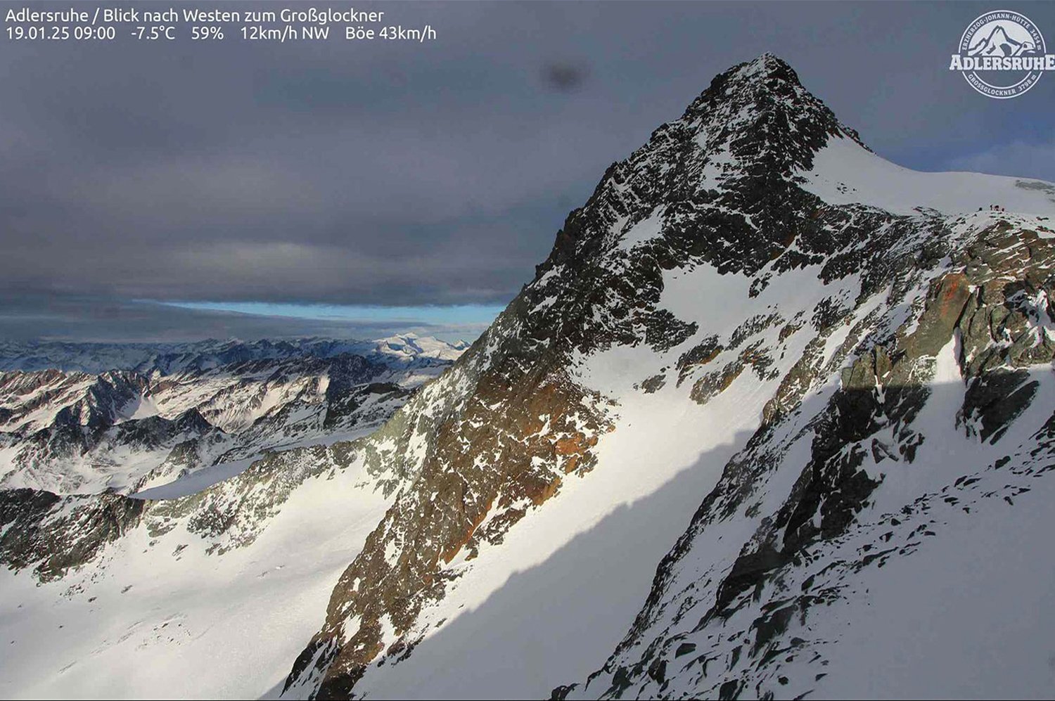 S případem se vypořádává i horolezecká komunita. Mnozí sice zpochybňují lezcovo jednání, ale zároveň se domnívají, že je těžké někoho takto „zdálky“ vinit
Autor: foto-webcam.eu / Planet / Profimedia