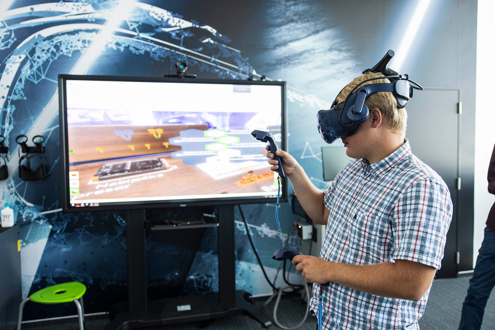 Čína může například svou produkcí levných elektroaut oslabovat evropské automobilové výrobce, tedy obor silný i v Česku. (Škoda Mladá Boleslav)