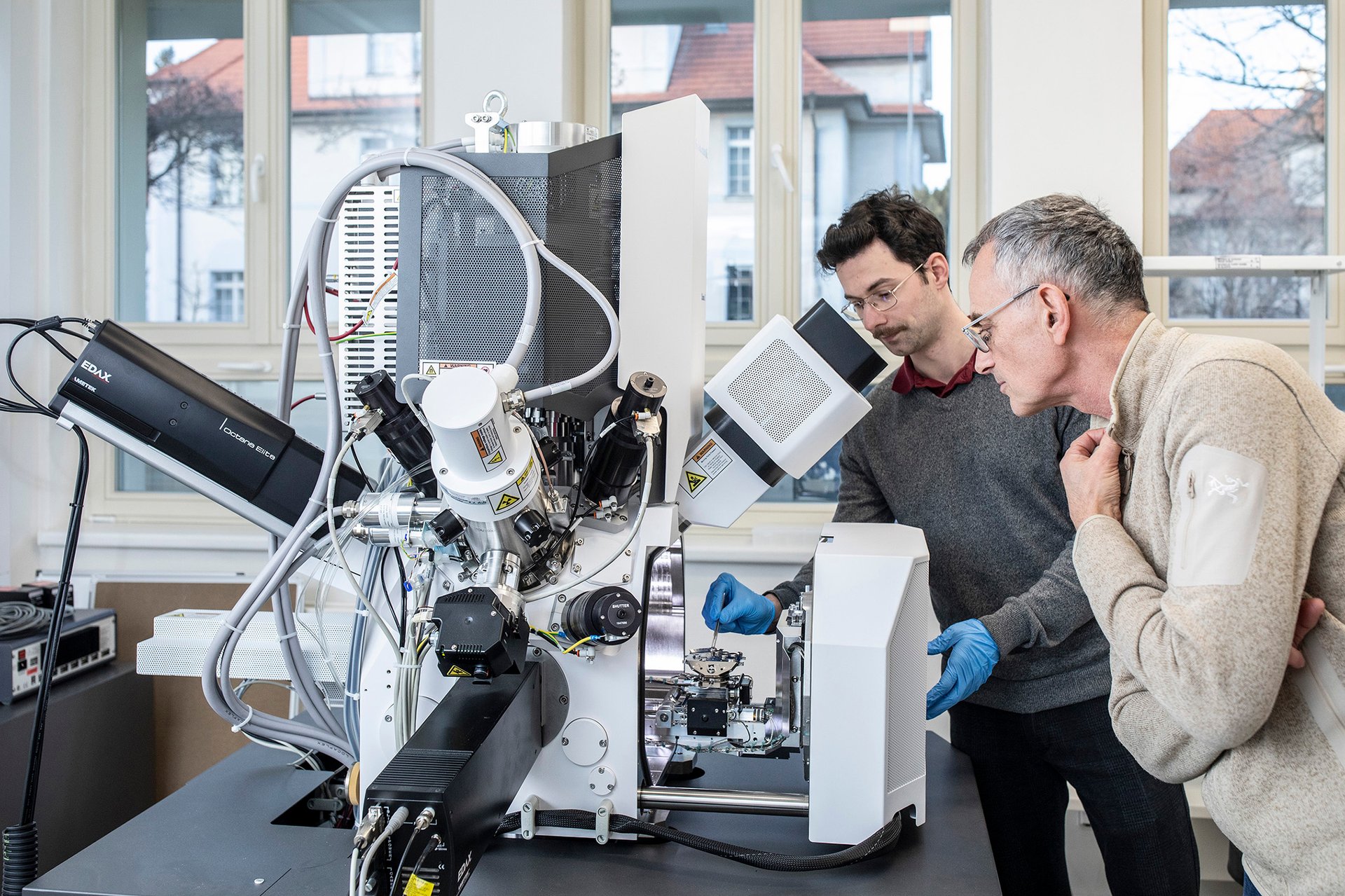  Superrychlé čipy a levitující vlaky ve velkém. Co může přinést výzkum fyzika Tomáše Jungwirtha