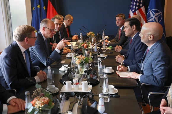 Kdo spolu mluví, ten nezlobí. (Kancléř Friedrich Merz a americký ministr zahraničí Marco Rubio v Mnichově)