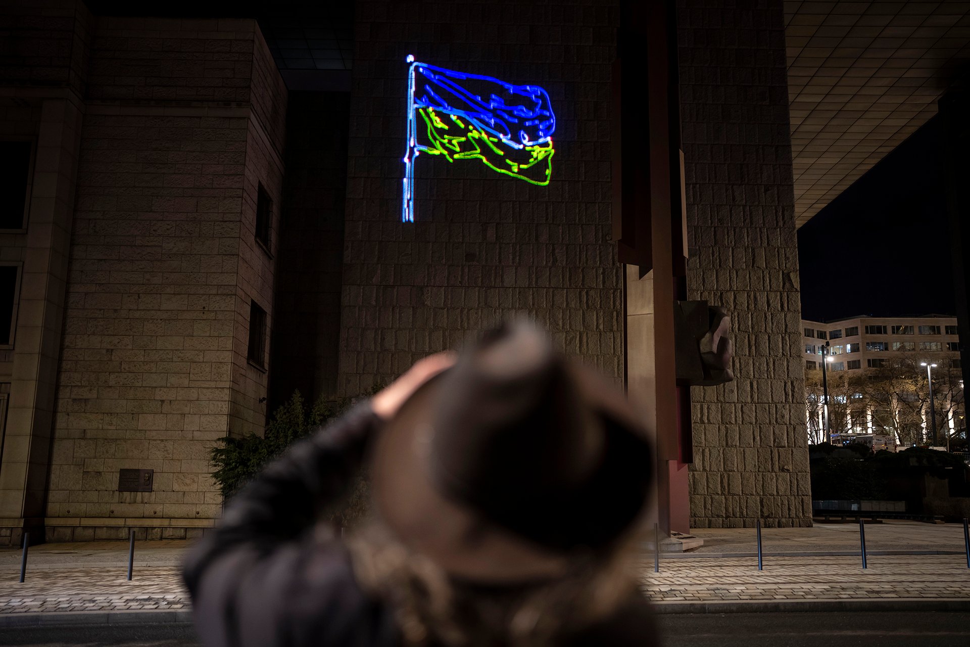 Aktivisté promítli na Novou budovu Národního muzea v Praze ukrajinskou vlajku
