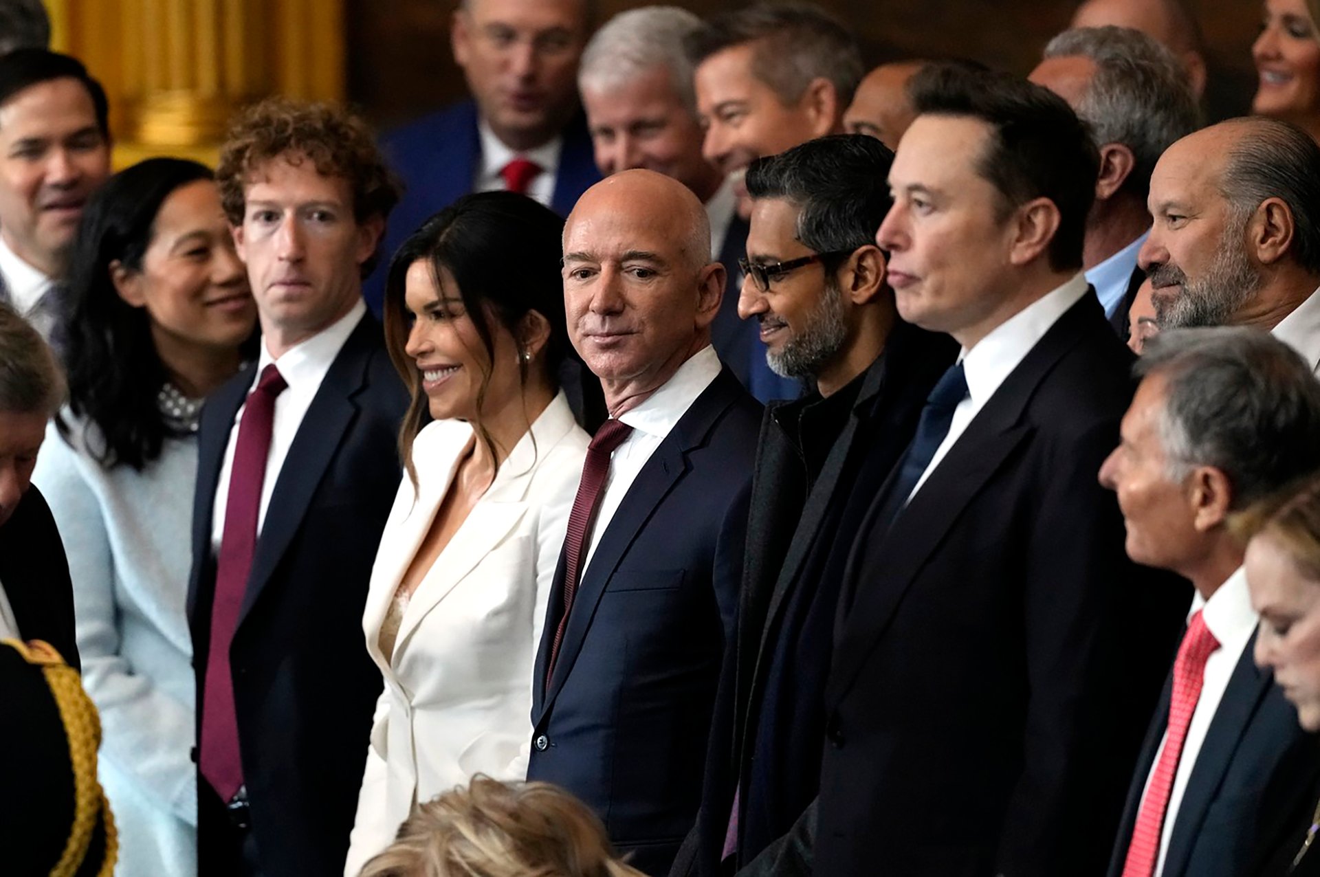 Americkým společnostem hrozí v USA postih, pokud prezidentský rozkaz neuposlechnou. (Foto z inaugarace, na kterou přišel nejen Elon Musk, ale i Jeff Bezos, Mark Zuckerberg a další.)
Autor: ČTK / AP / Julia Demaree Nikhinson
