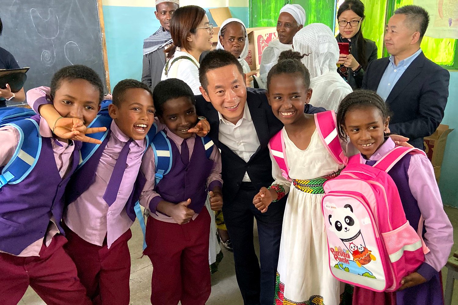 Etiopské děti dostávají dárky od čínské firmy Alibaba