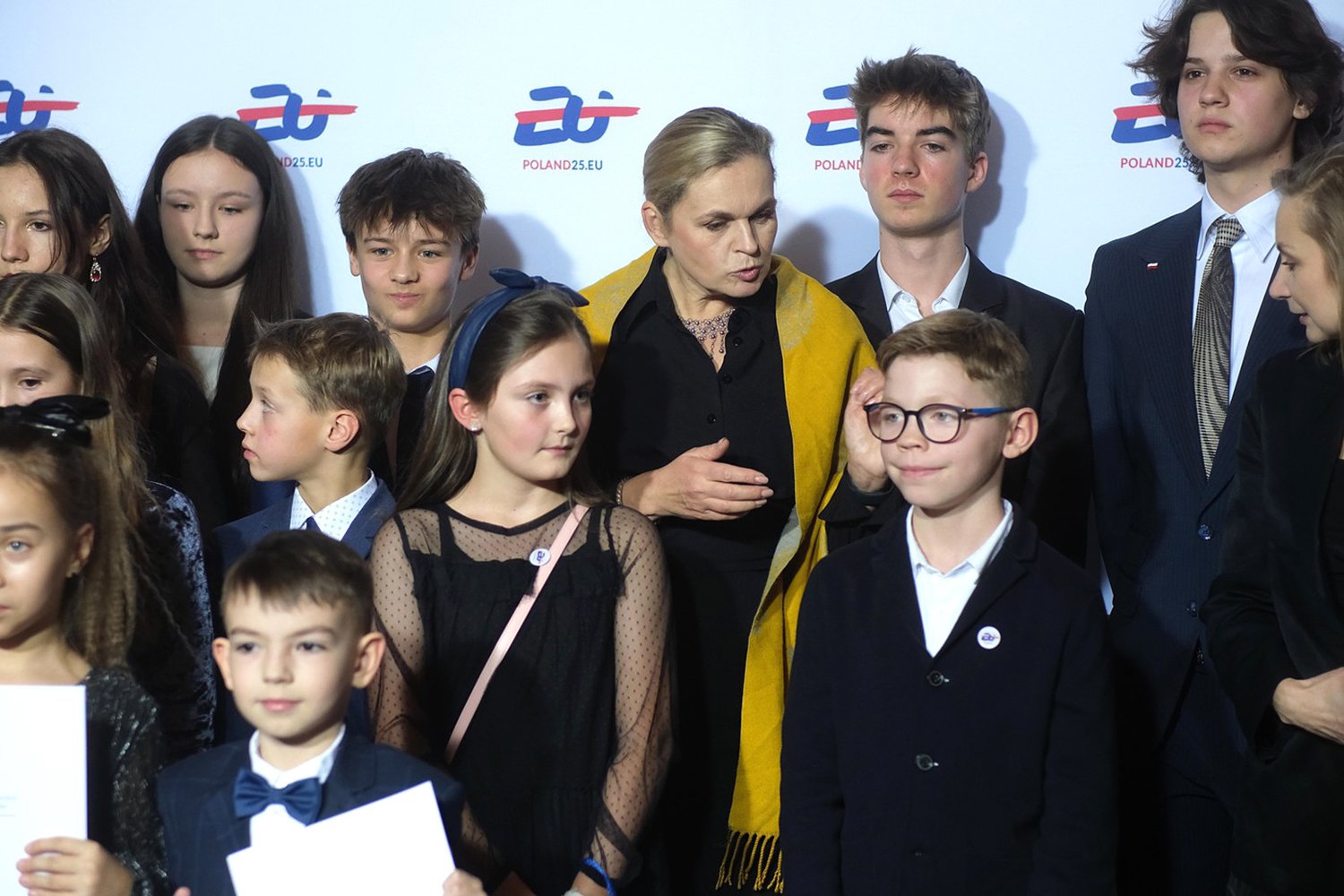 Místo střelby se budou polští žáci učit, jak se evakuovat, jak nepanikařit, zkrátka jak se chovat v krizových situacích. Barbara Nowacka  obklopena dětmi