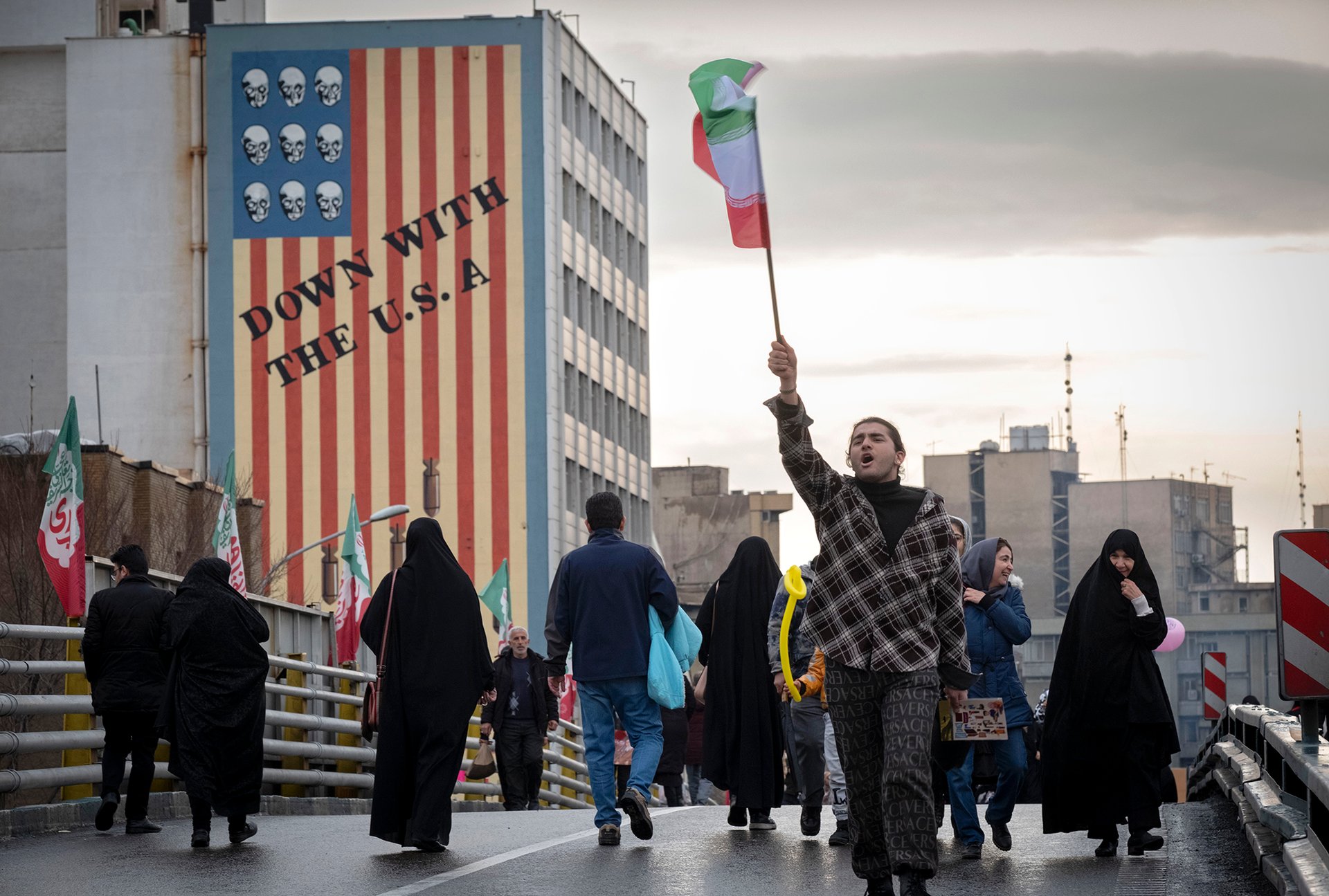 Protiamerický a protiizraelský billboard a nástěnná malba v Teheránu.