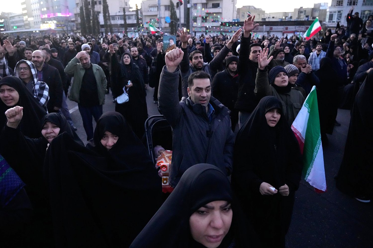 Chameneího konec je v Íránu oslavován i oplakáván