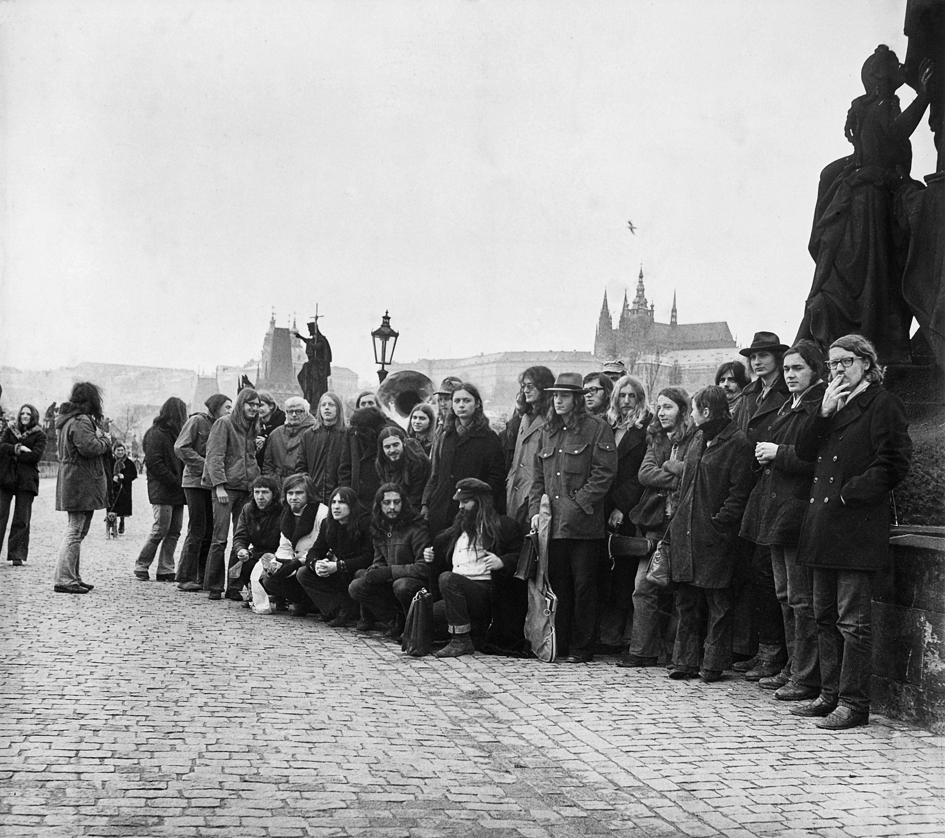 Do Bojanovic. (Focení pozvánky na svatbu Ivana a Juliany Jirousových, Karlův most, Praha, 1975)