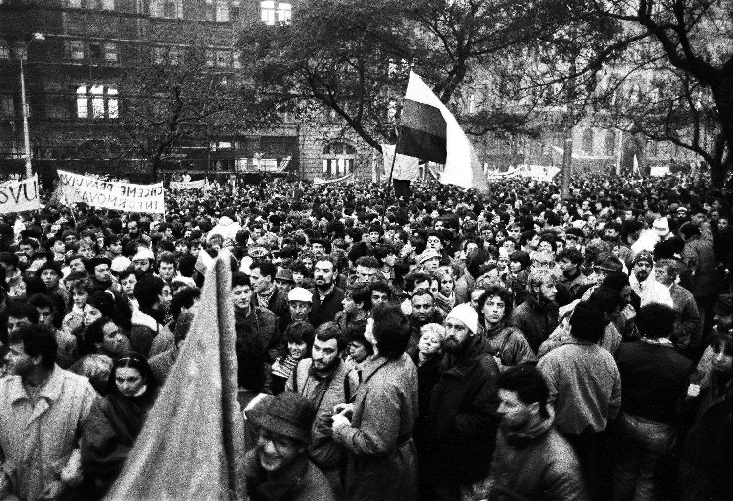 Náměstí SNP v Bratislavě 22. listopadu 1989.