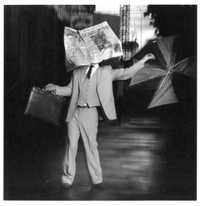 Zasažen špatnými zprávami! (Fotografie od Billa Moseleyho, 1995)