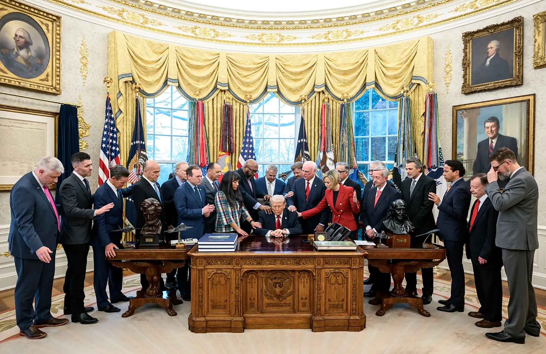 Ať nebeská moudrost zaplaví jeho mysl i srdce. ( Evangelikální pastoři nad Trumpem v Oválné pracovně) 