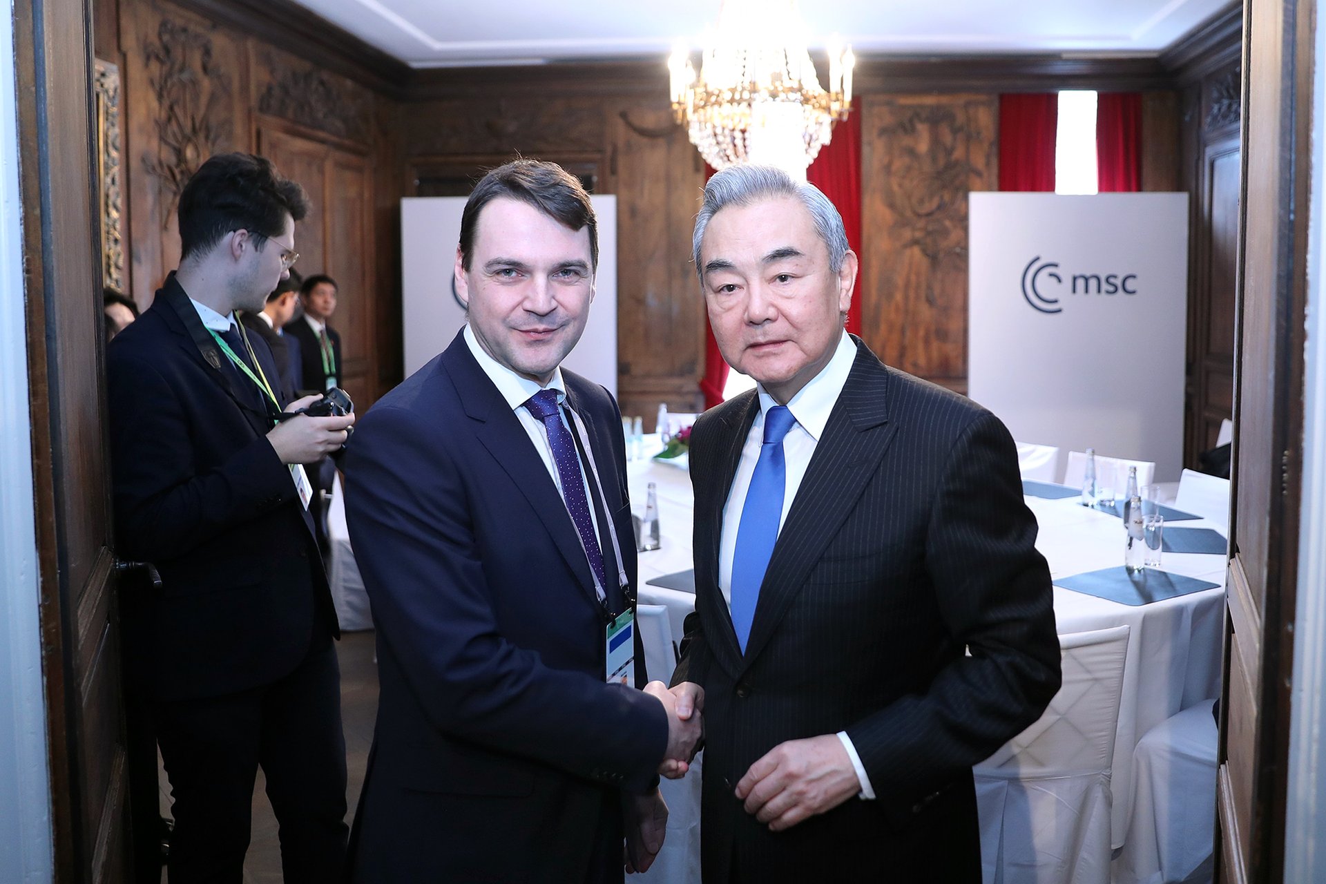 Říkáte novinář? Ale jďete. (Zprava čínský ministr zahraničí Wang I s Petrem Macinkou)
Autor: Du Zheyu / Xinhua News / Profimedia