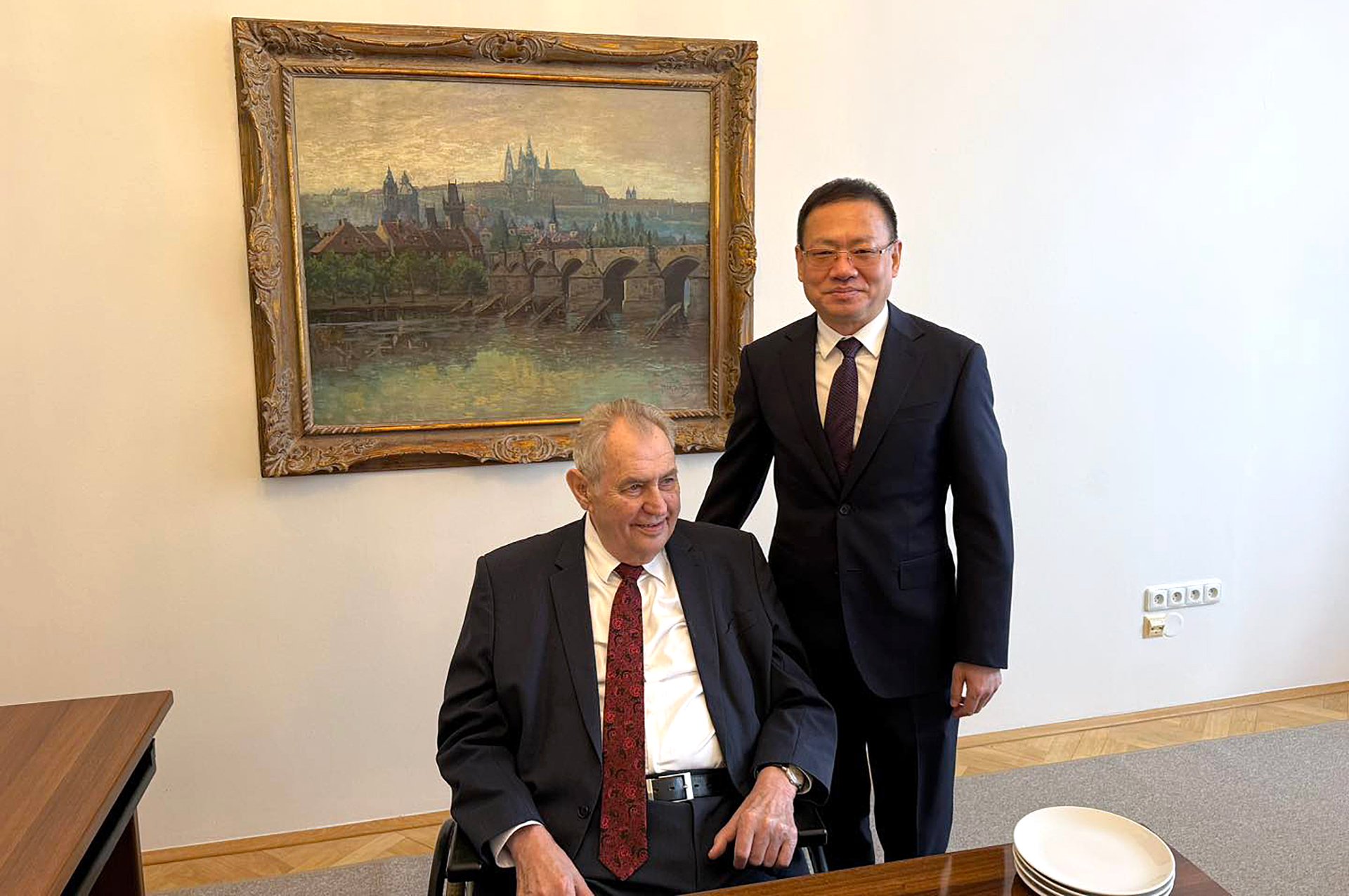 Sledujte můj Facebook. (Miloš Zeman s čínským velvyslancem)
Autor: zdroj facebook Miloše Zemana