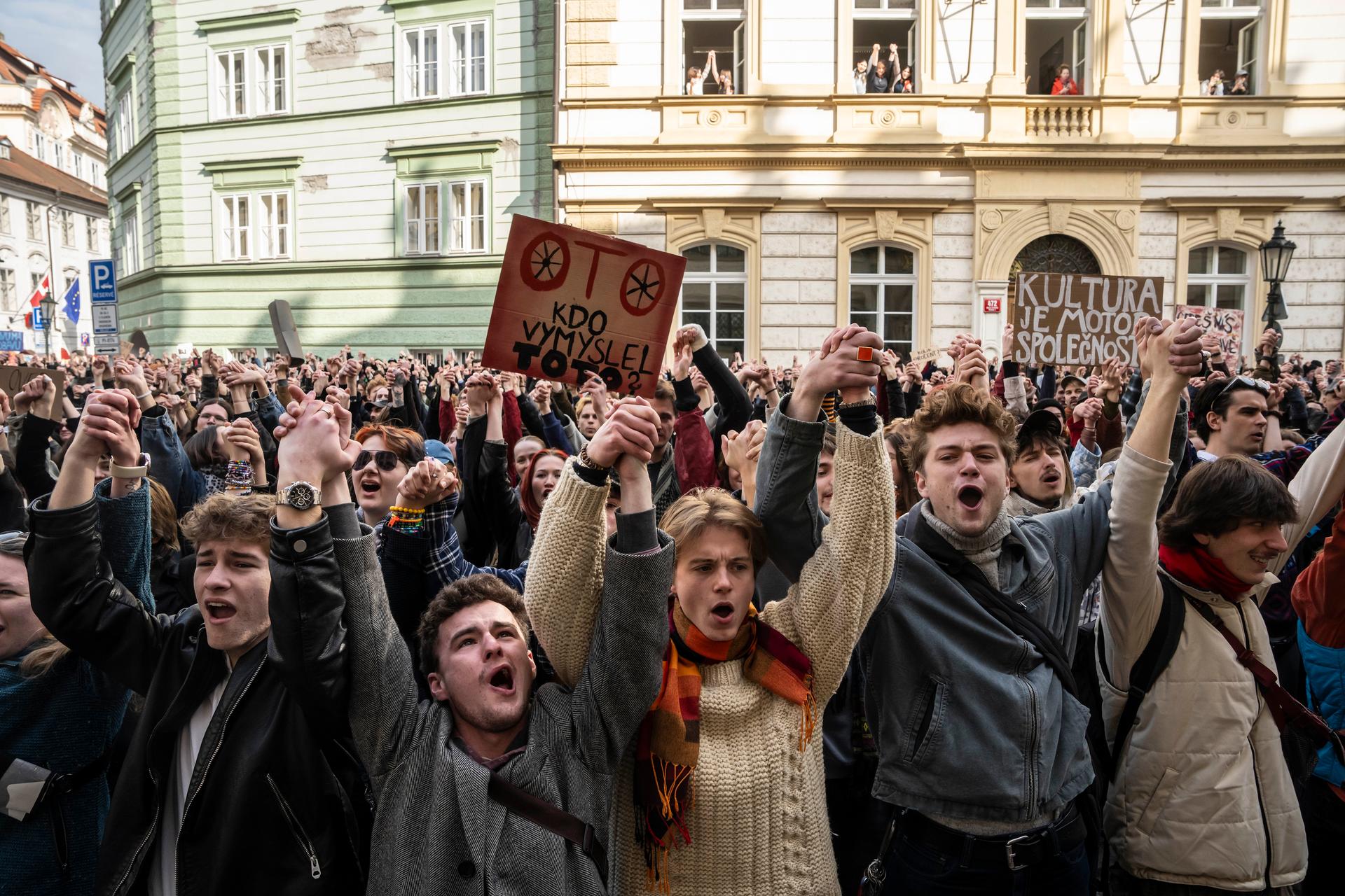 Jednou budem dál. (Závěr demonstrace iniciativy Stojíme za kulturou!)