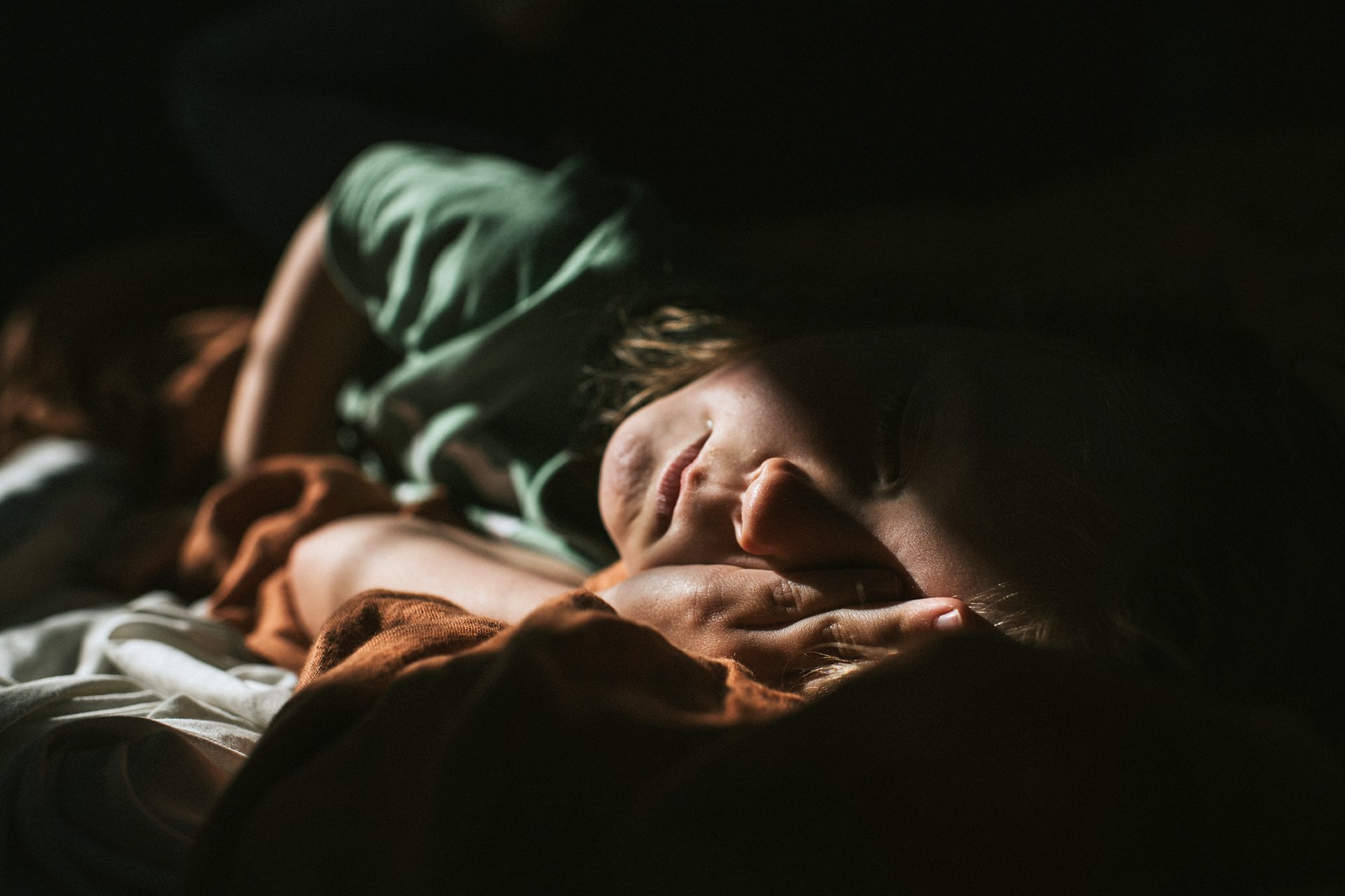 Závislost často promění role v rodině. (Ilustrační foto)