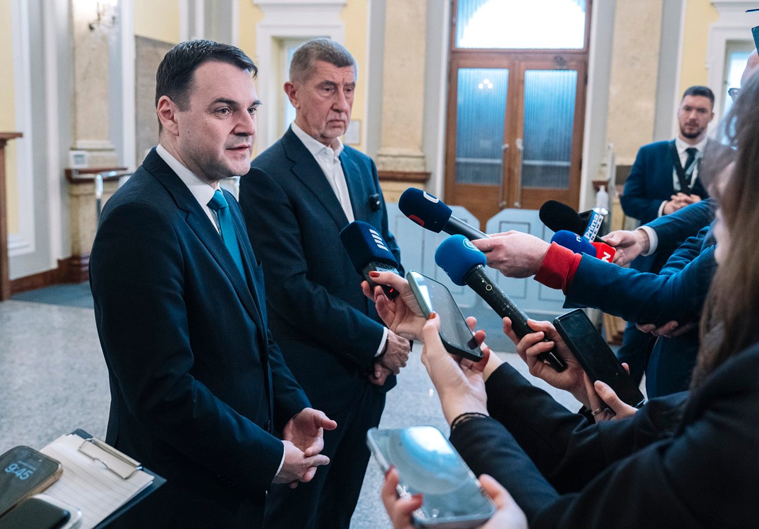 Praha, 02.03.2026  Zasedání Vláda ČR, koaliční rada, před jednáním bezpečnostní rada státu, repatriační lety kvůli válce v Íránu. Petr Macinka (Motoristi), Andrej Babiš (ANO).
Autor: PETR TOPIČ / MFDNES + LN / Profimedia