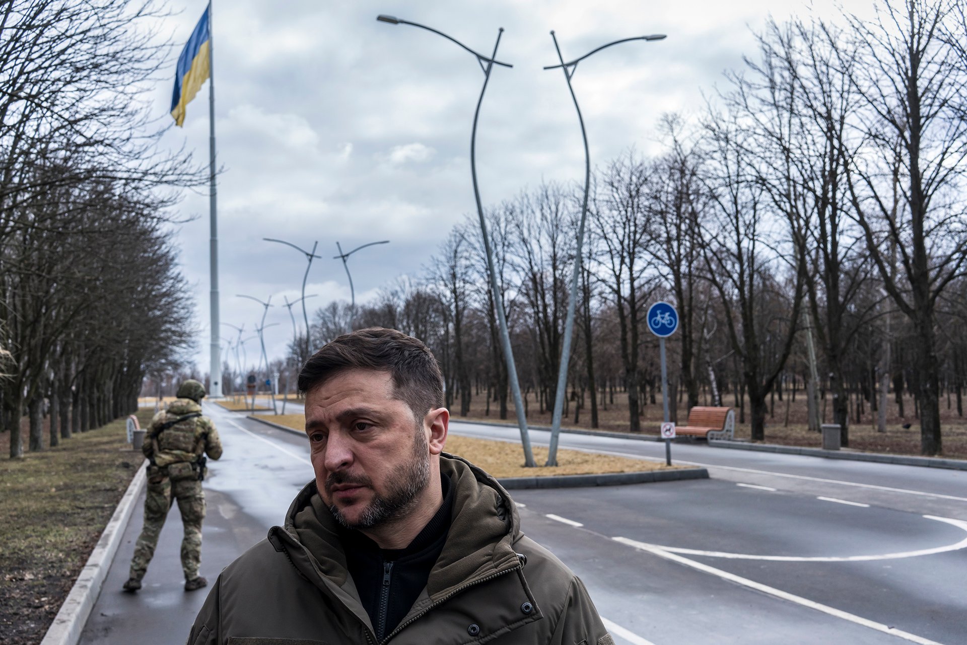"Vidíte, jak město žije." Ukrajinský prezident Volodymyr Zelenskyj v Kramatorsku, jen 16 kilometrů od frontové linie