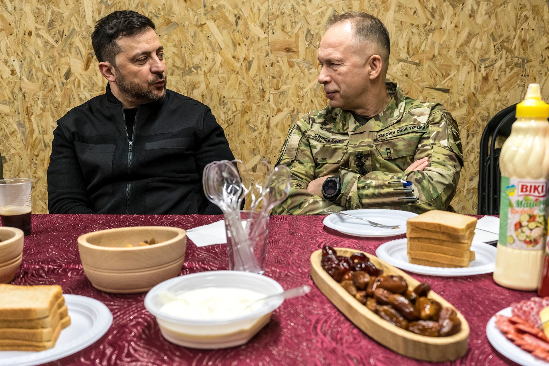 Kdo spí kolik hodin? Volodymyr Zelenskyj s vrchním velitelem ukrajinských vojsk Olekrandrem Syrským
Autor: NYT