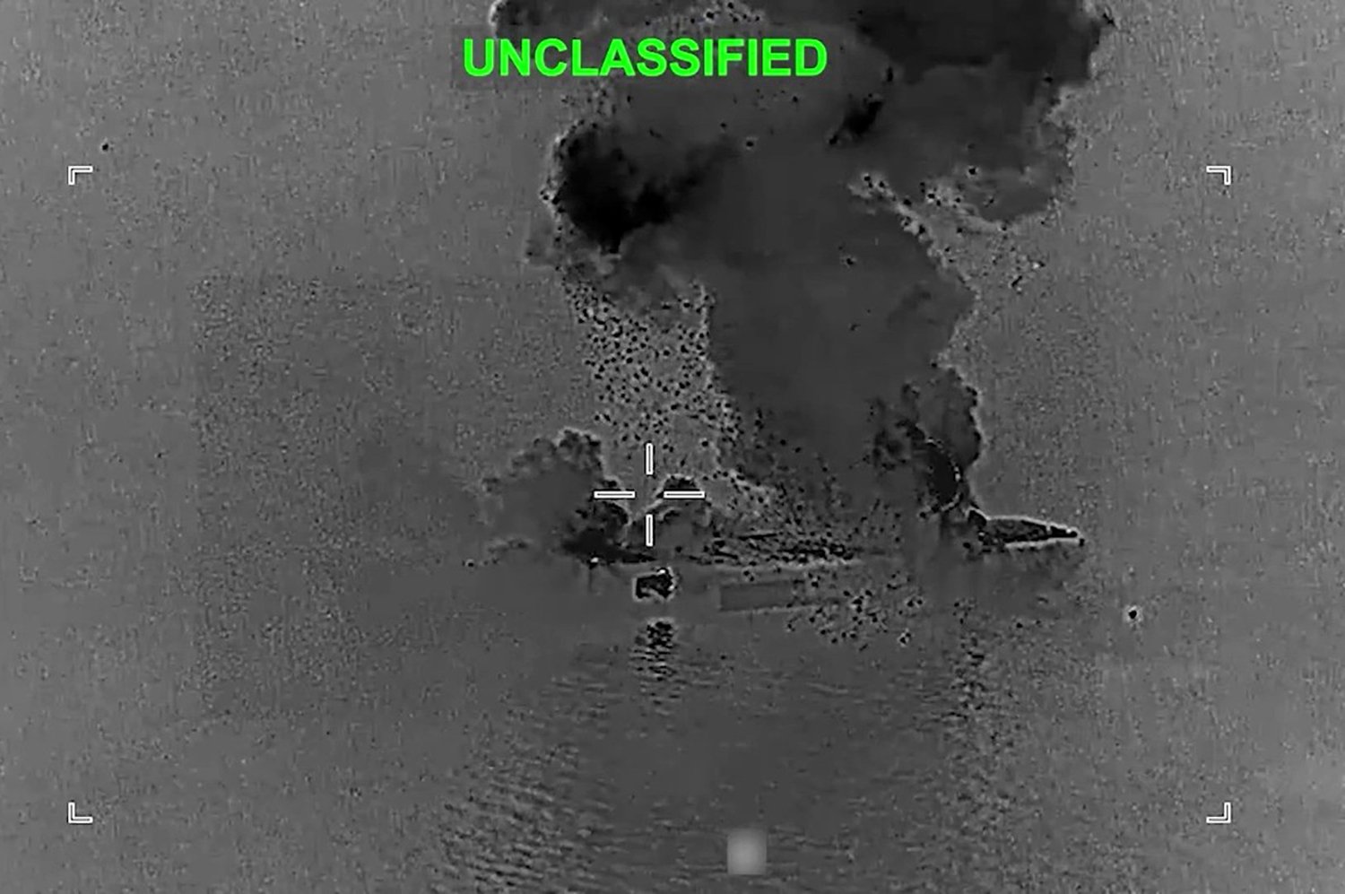 Jeden z vybraných cílů. Zásah íránského plavidla o velikosti letadlové lodi z druhé světové války sloužícího jako nosič dronů
Autor: / SWNS / SWNS / Profimedia